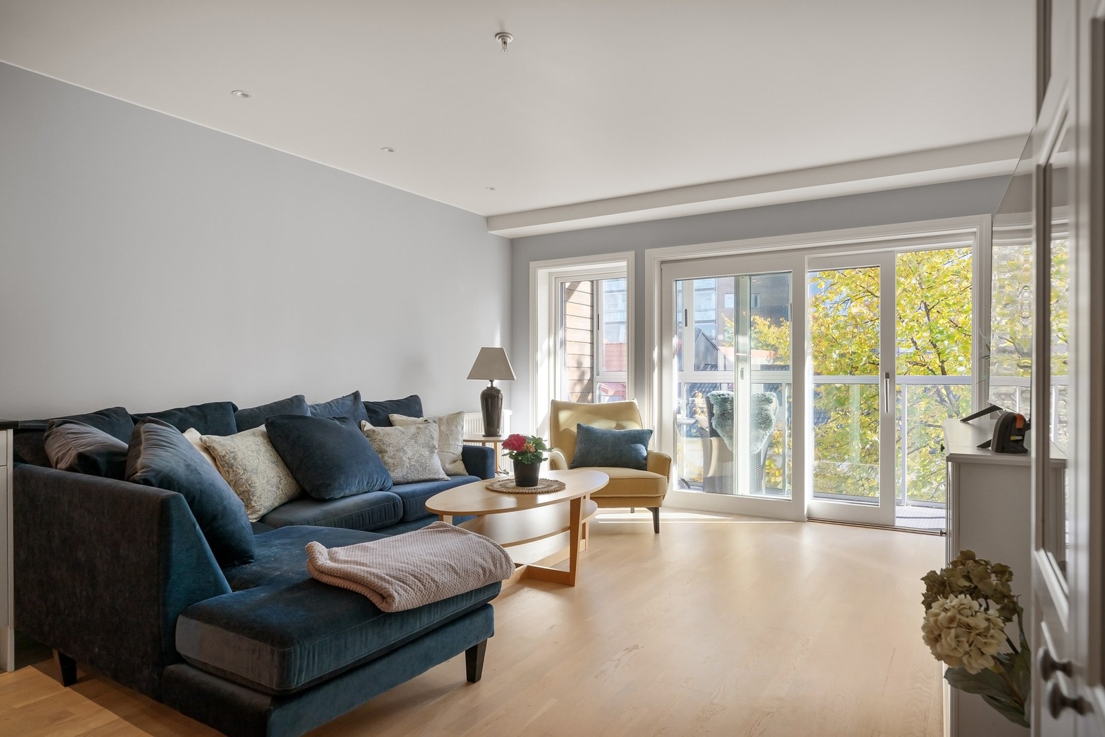 Koselig stue med store vindusflater som slipper inn mye dagslys. Galleribilde