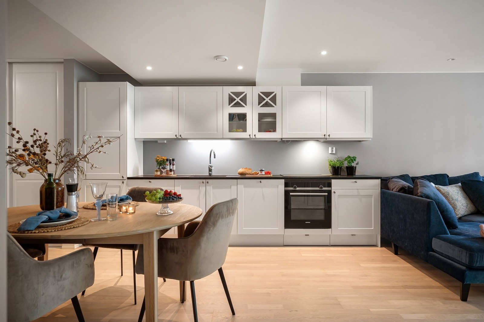 Kjøkkenet har godt med skap- og oppbevaringsplass. Galleribilde