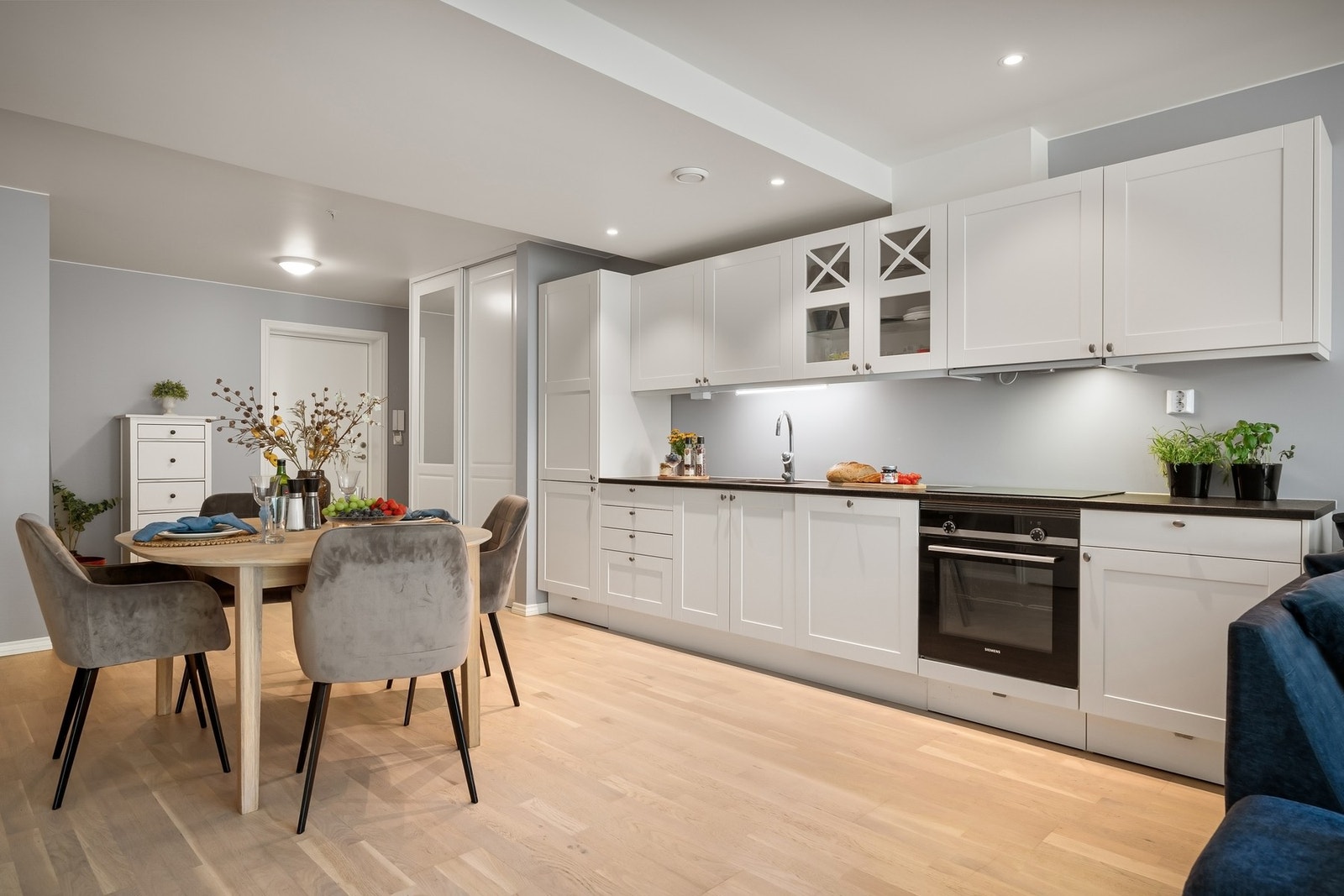 Lyst kjøkken med integrerte hvitevarer. Galleribilde