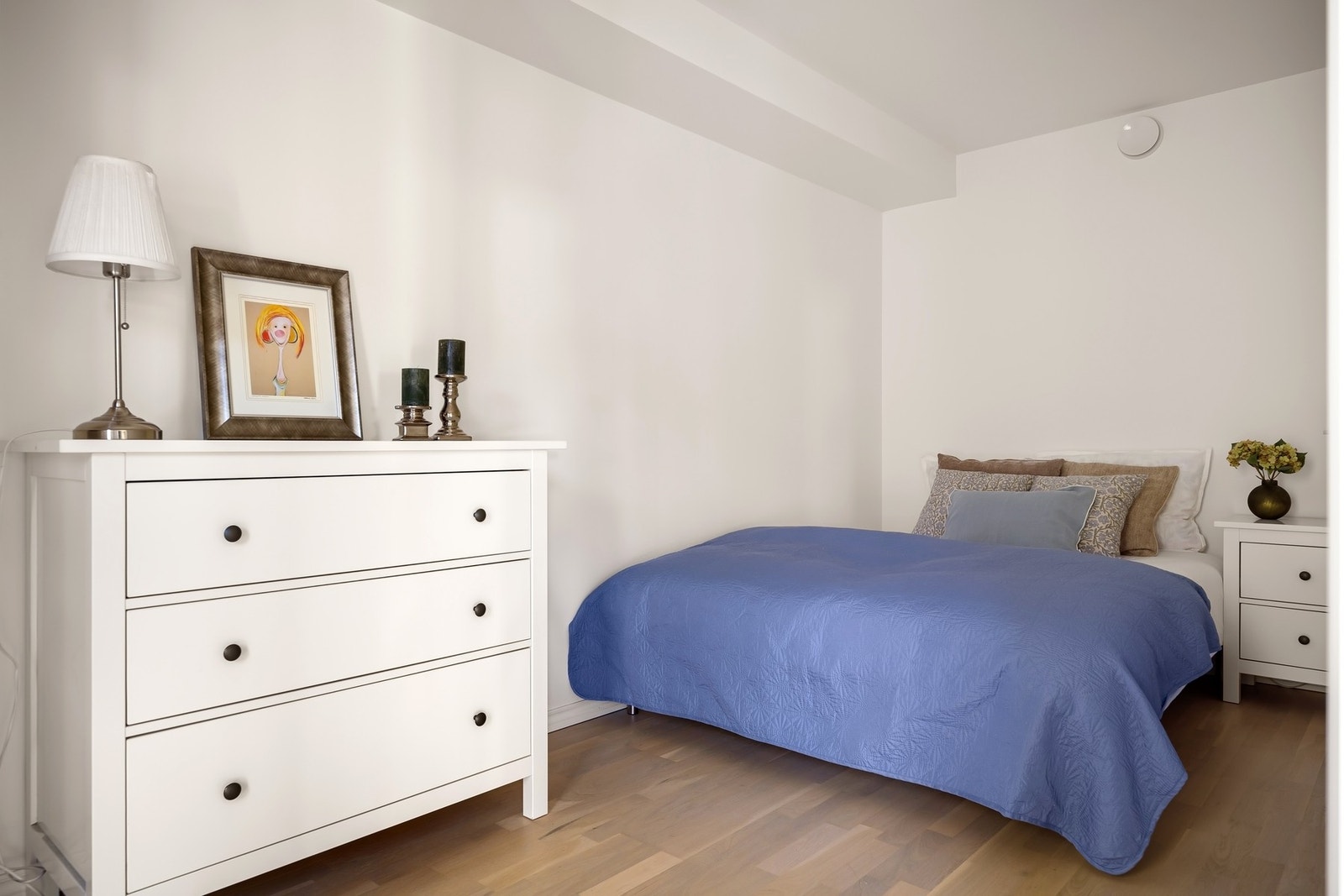 Soverom med plass til både dobbeltseng og nattbord. Galleribilde