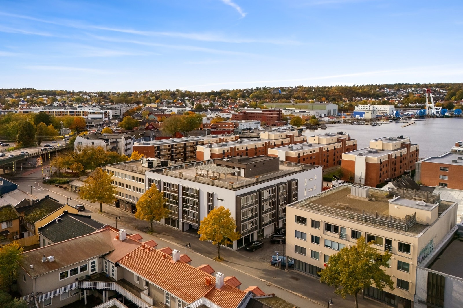 Leiligheten har sentral beliggenhet, med kort gåavstand til sentrum. Galleribilde