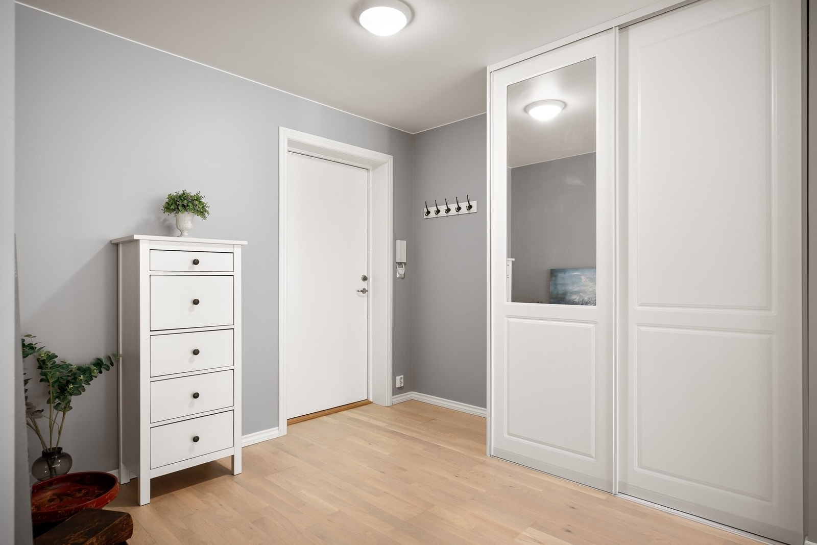 Gang med praktisk skyvedørsløsning. Galleribilde