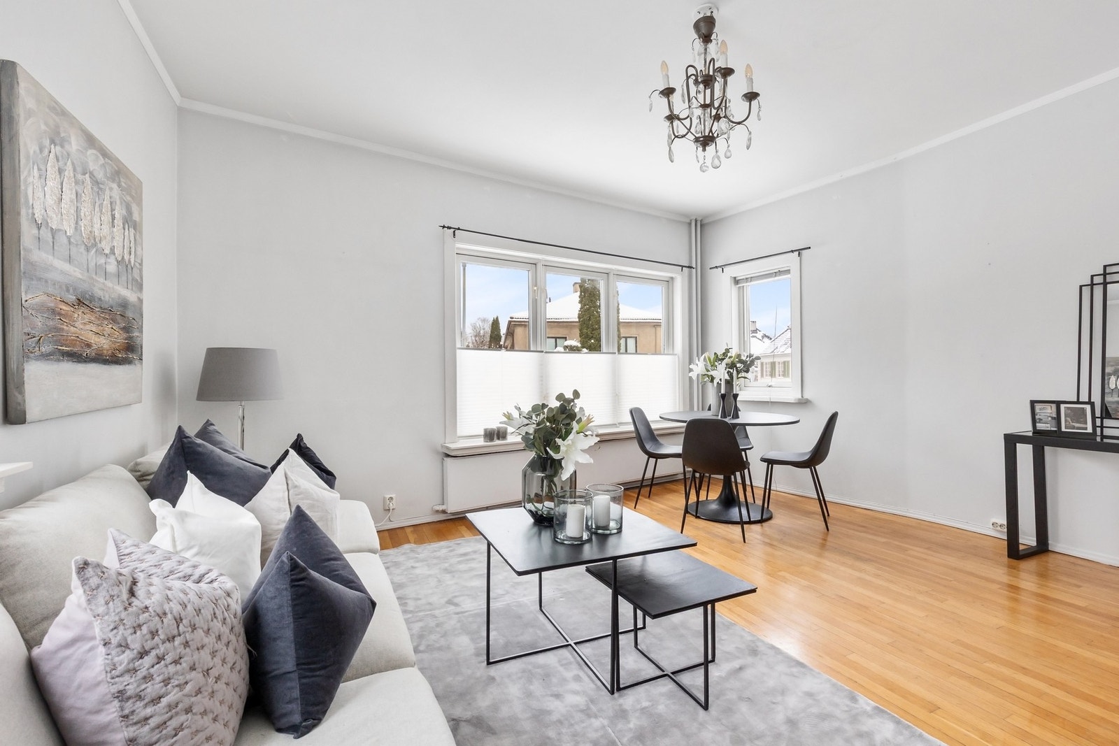 Stuen er lys og romslig, med store vindusflater som slipper inn godt med dagslys. Galleribilde