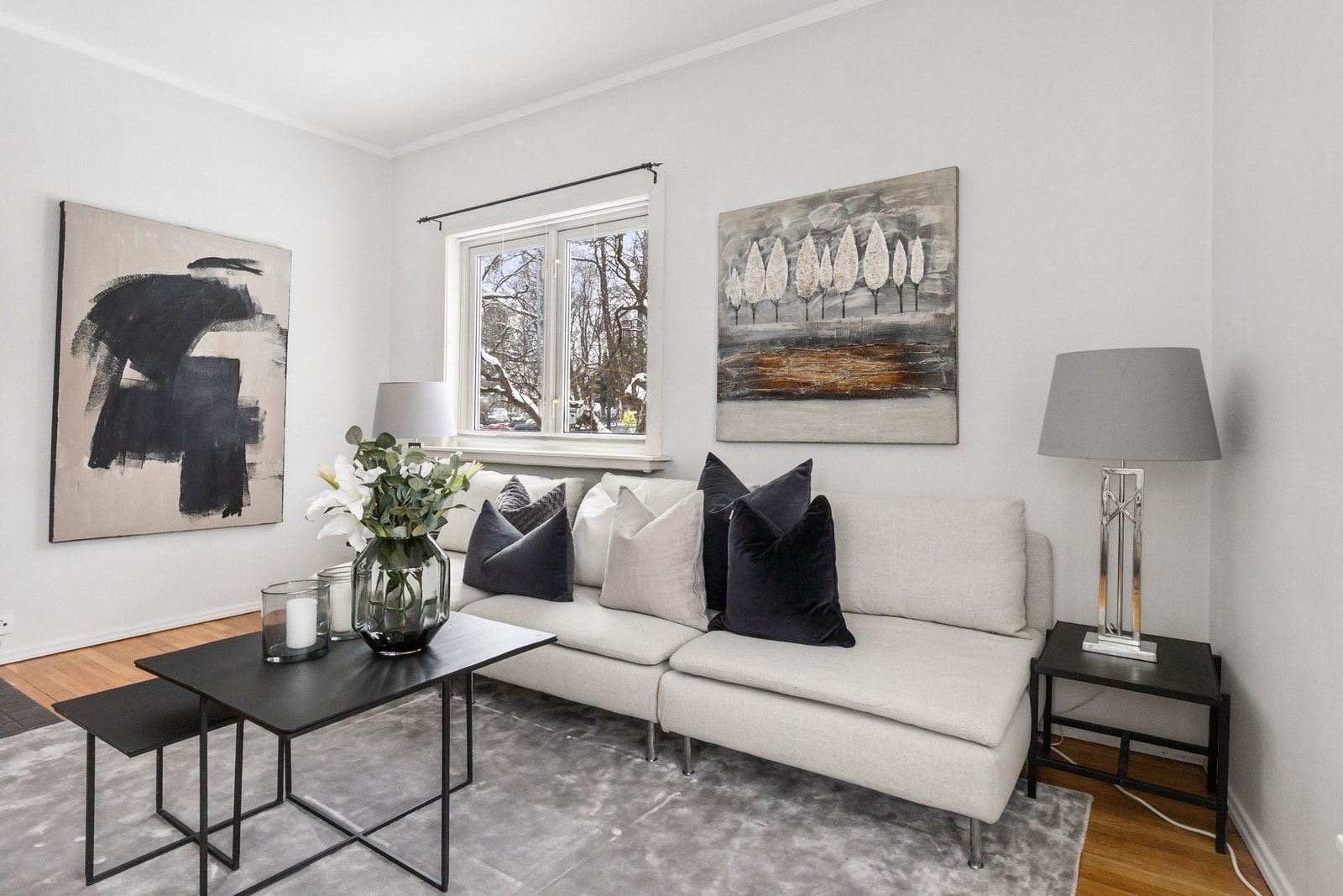 Rommet har flere gode møbleringsmuligheter, med plass til både sofagruppe, spisebord og øvrig møblement. Galleribilde