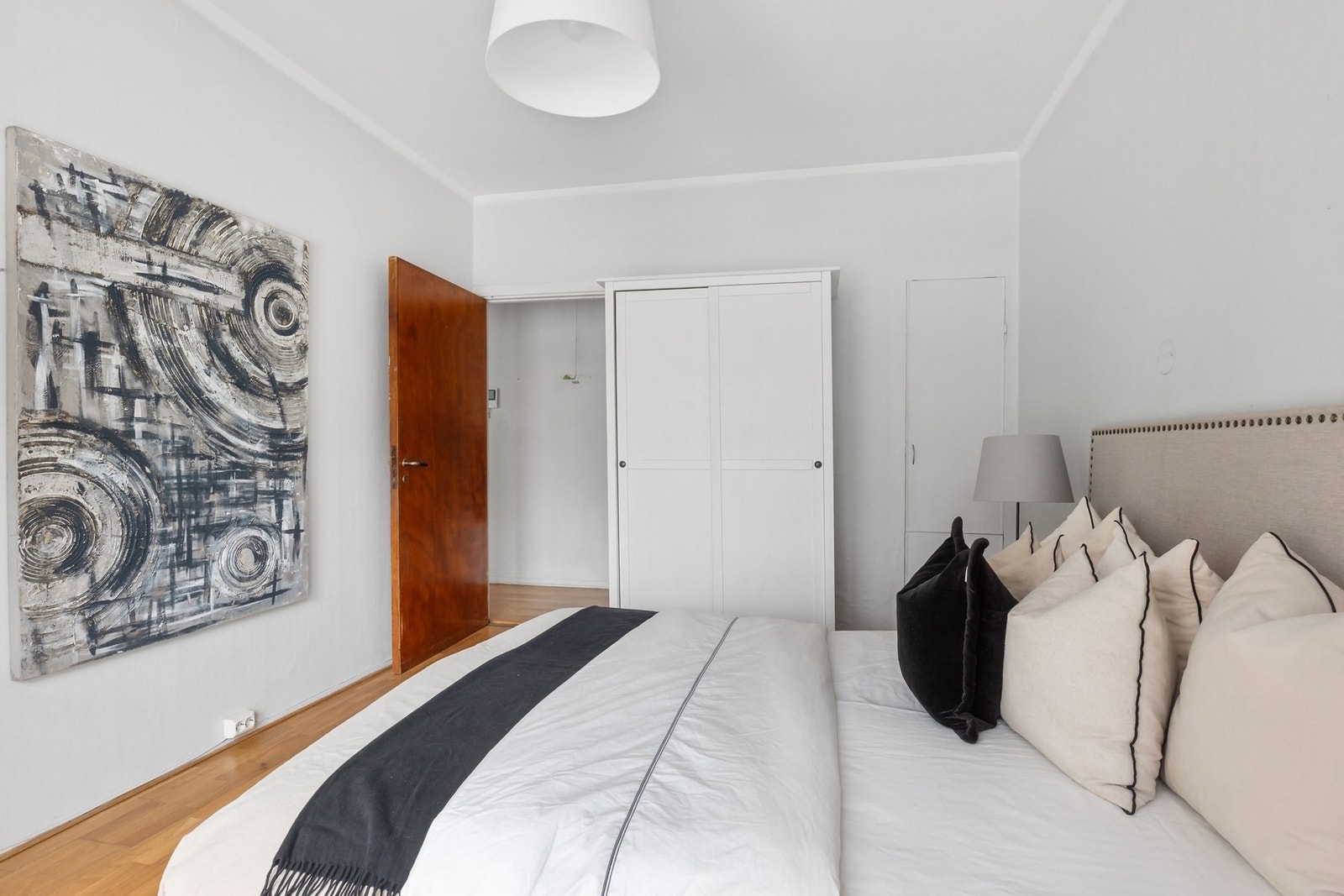 Det er også plass til garderobeløsning for praktisk oppbevaring. Galleribilde