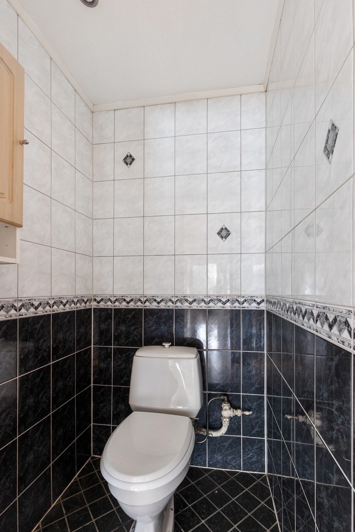 Ellers er badet er utstyrt med servant, speil, dusjkabinett og gulvstående toalett. Galleribilde