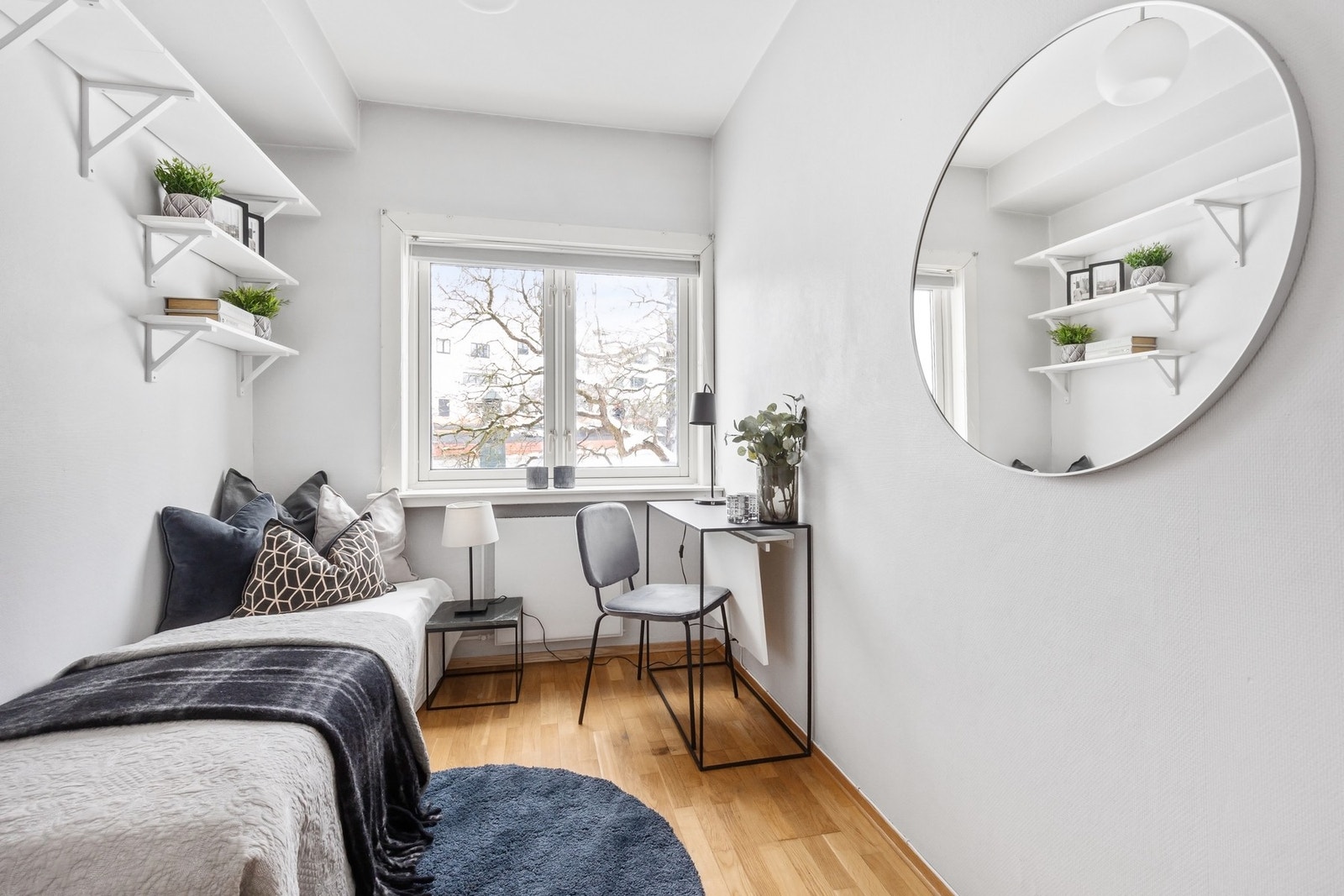 Det andre soverommet er lyst og egner seg godt som barnerom, gjesterom eller hjemmekontor. Galleribilde