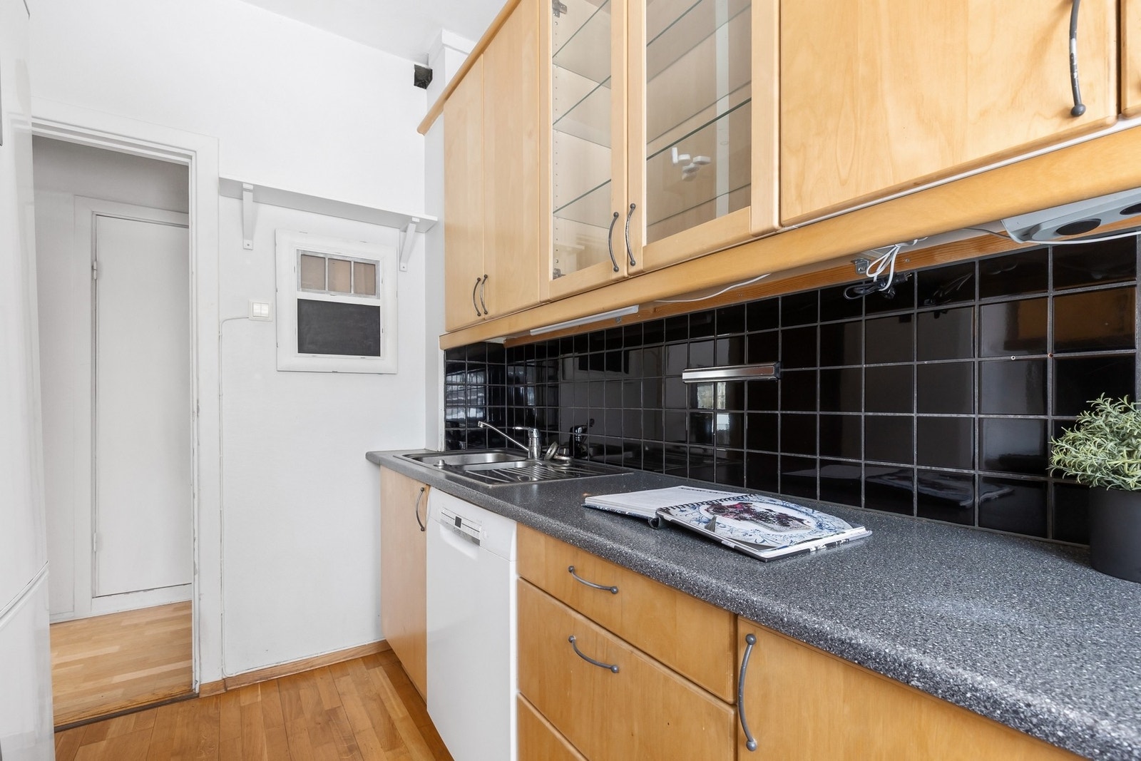 Leiligheten har moderniseringsbehov og gir en god mulighet til å skape et hjem tilpasset egne ønsker og behov. Galleribilde