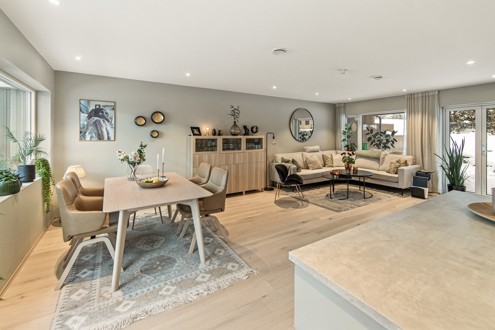 Med nyere bolig er det lite vedlikehold, noe som byr på et enkelt og praktisk liv - ideelt for barnefamilier som ønsker moderne komfort og gode uteområder Galleribilde