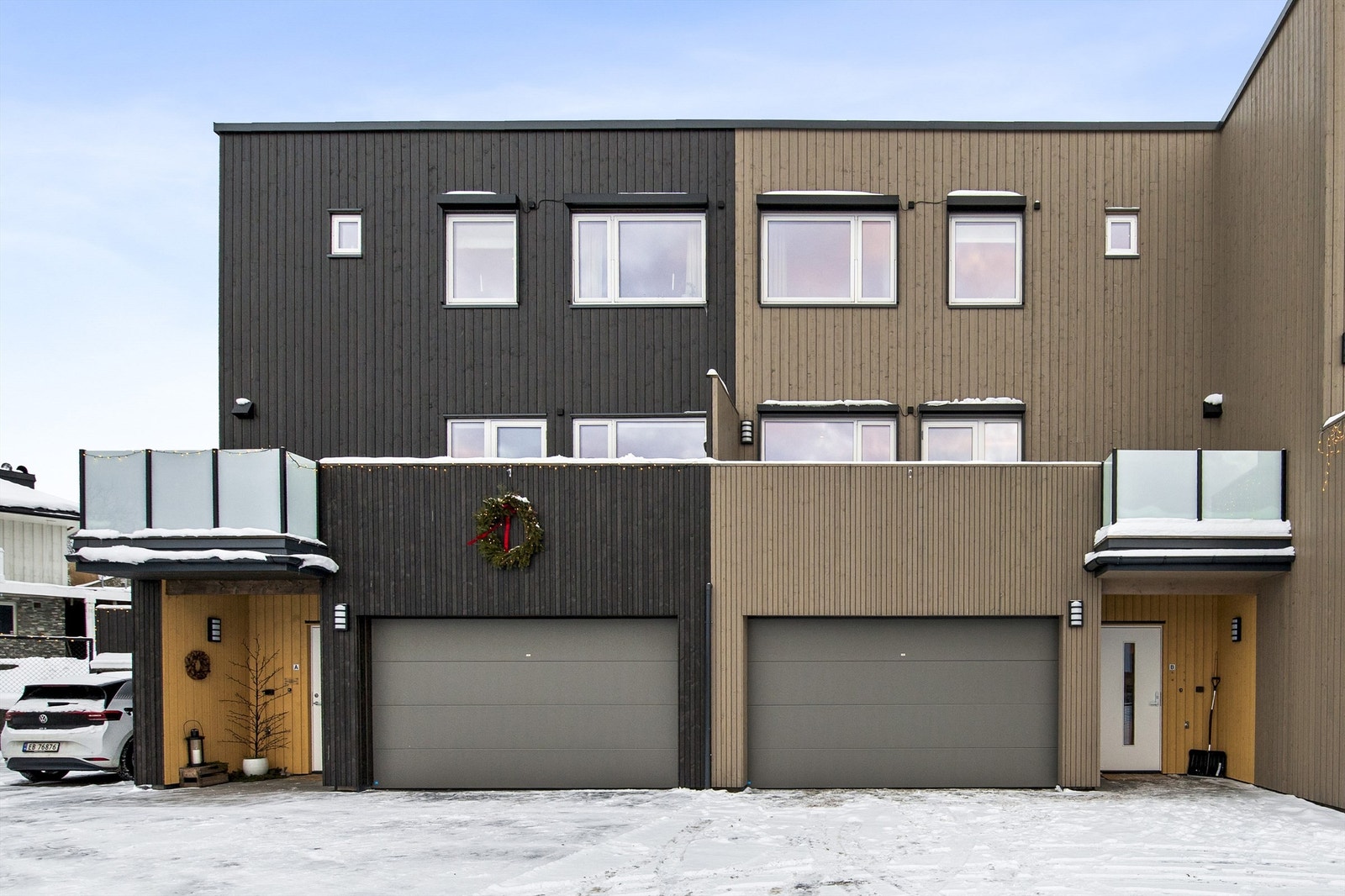 Boligen har en svært sentral beliggenhet med kun 5 minutters spasertur til Meny Åsane dagligvarebutikk, blomsterbutikk og apotek. Galleribilde