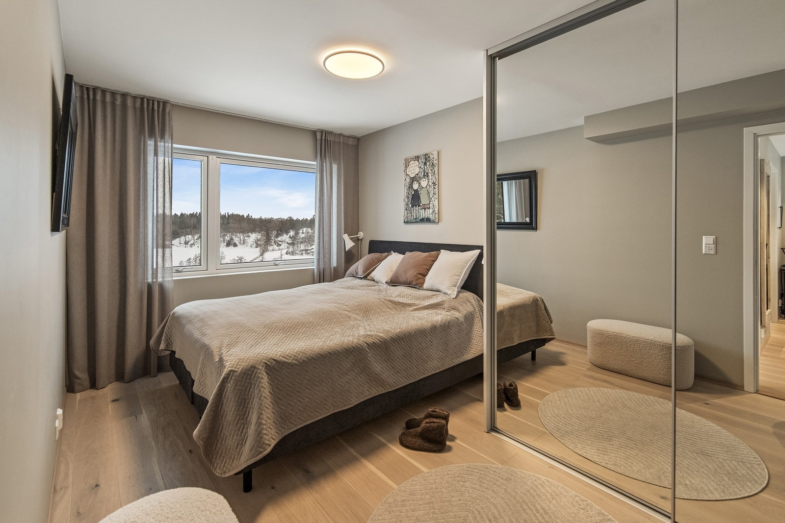 Hovedsoverom med skyvedørsgarderobe Galleribilde