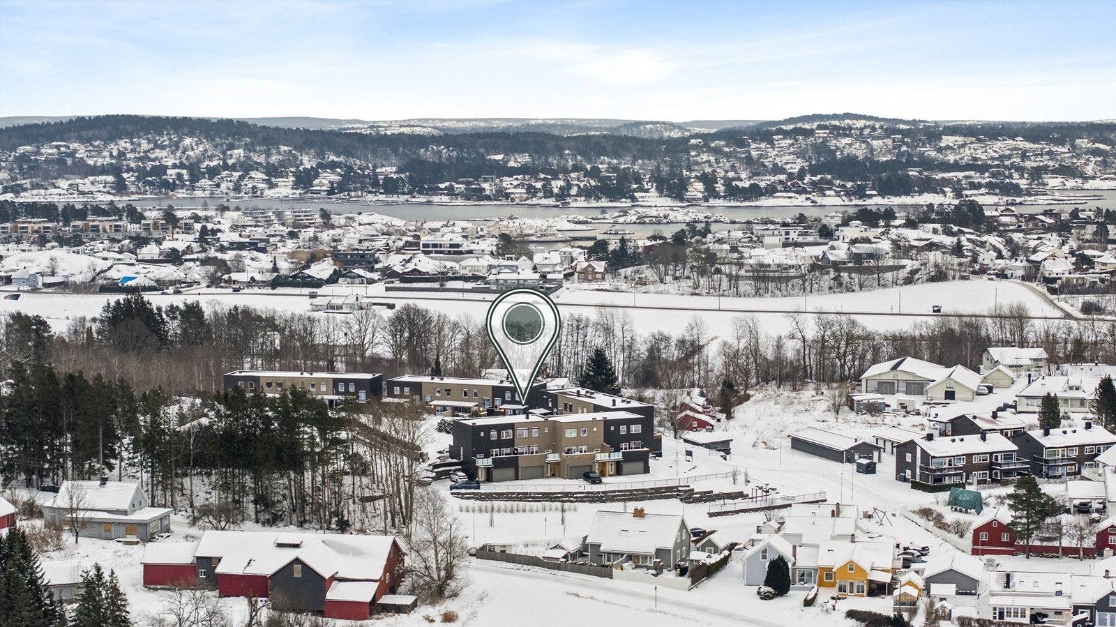 Eiendommen ligger solrikt og fritt til, med umiddelbar nærhet til flotte turområder. Området er svært barnevennlig med kort vei til både lekeplass og barneskole, og her kan barna ferdes fritt og trygt. Galleribilde
