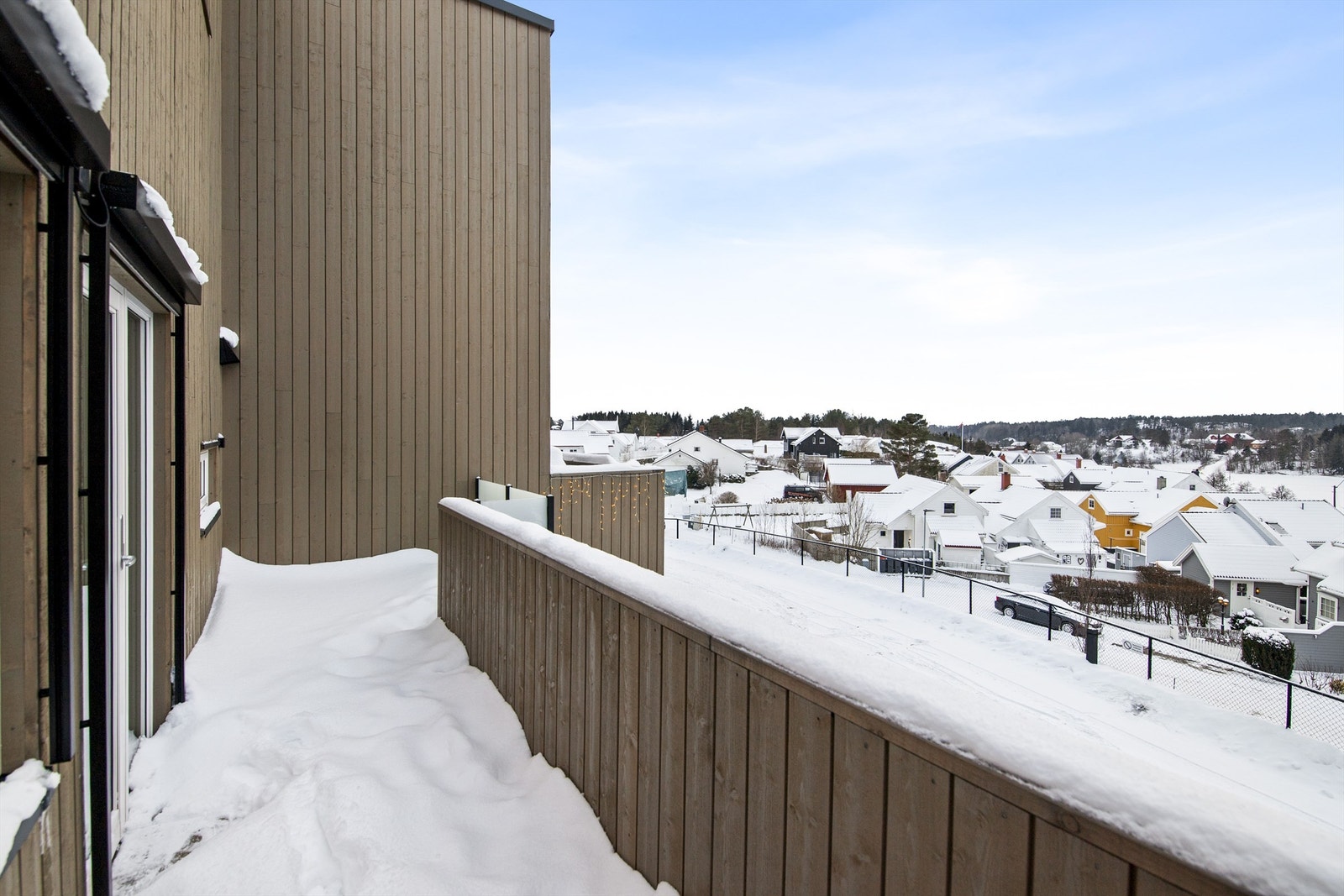 Uteområdene er store og innbydende, med østvendt terrasse for morgensol og vestvendt terrasse for kveldssol - perfekt til grilling og lek. Galleribilde