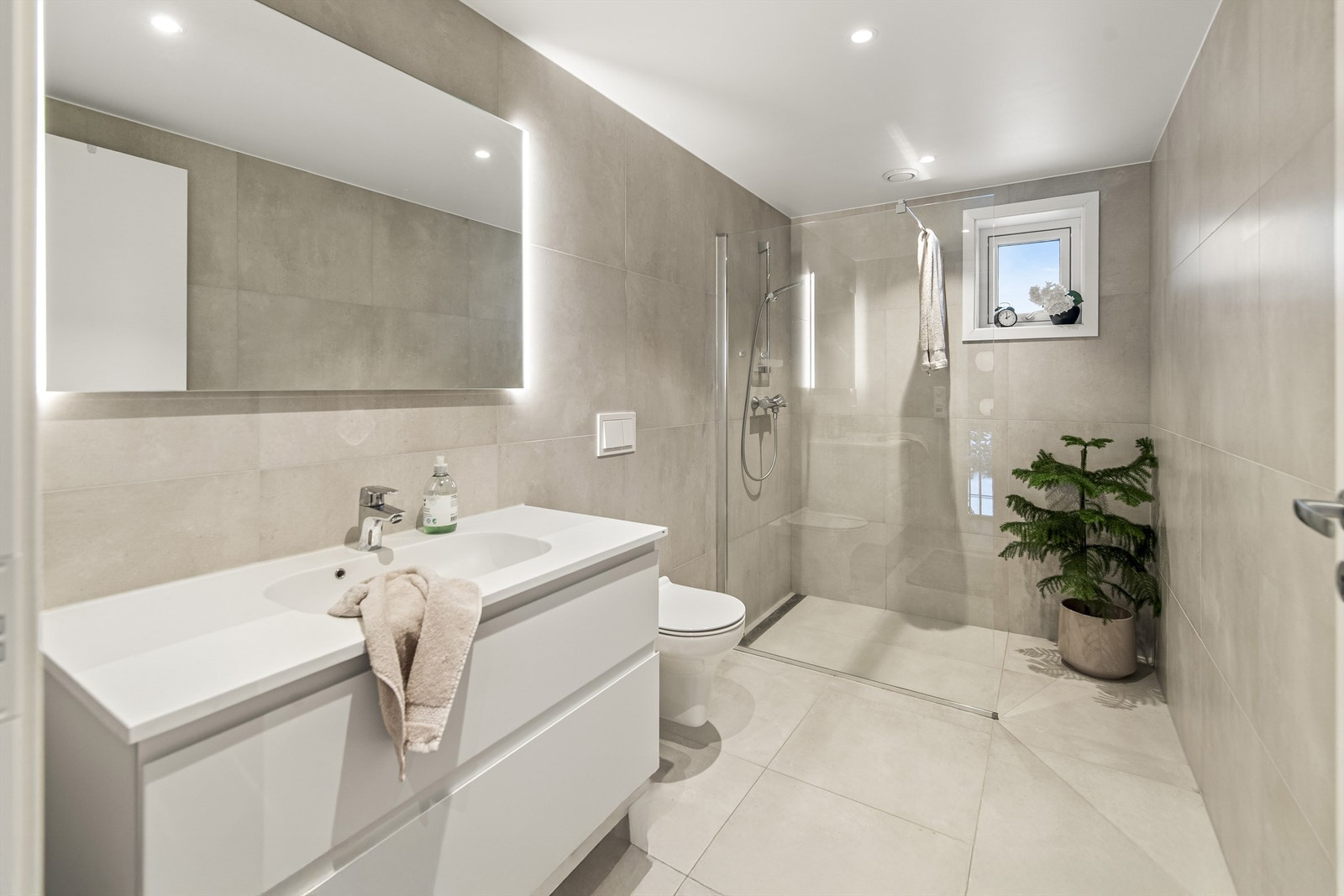 Delikat innredet bad i øverste etasje Galleribilde