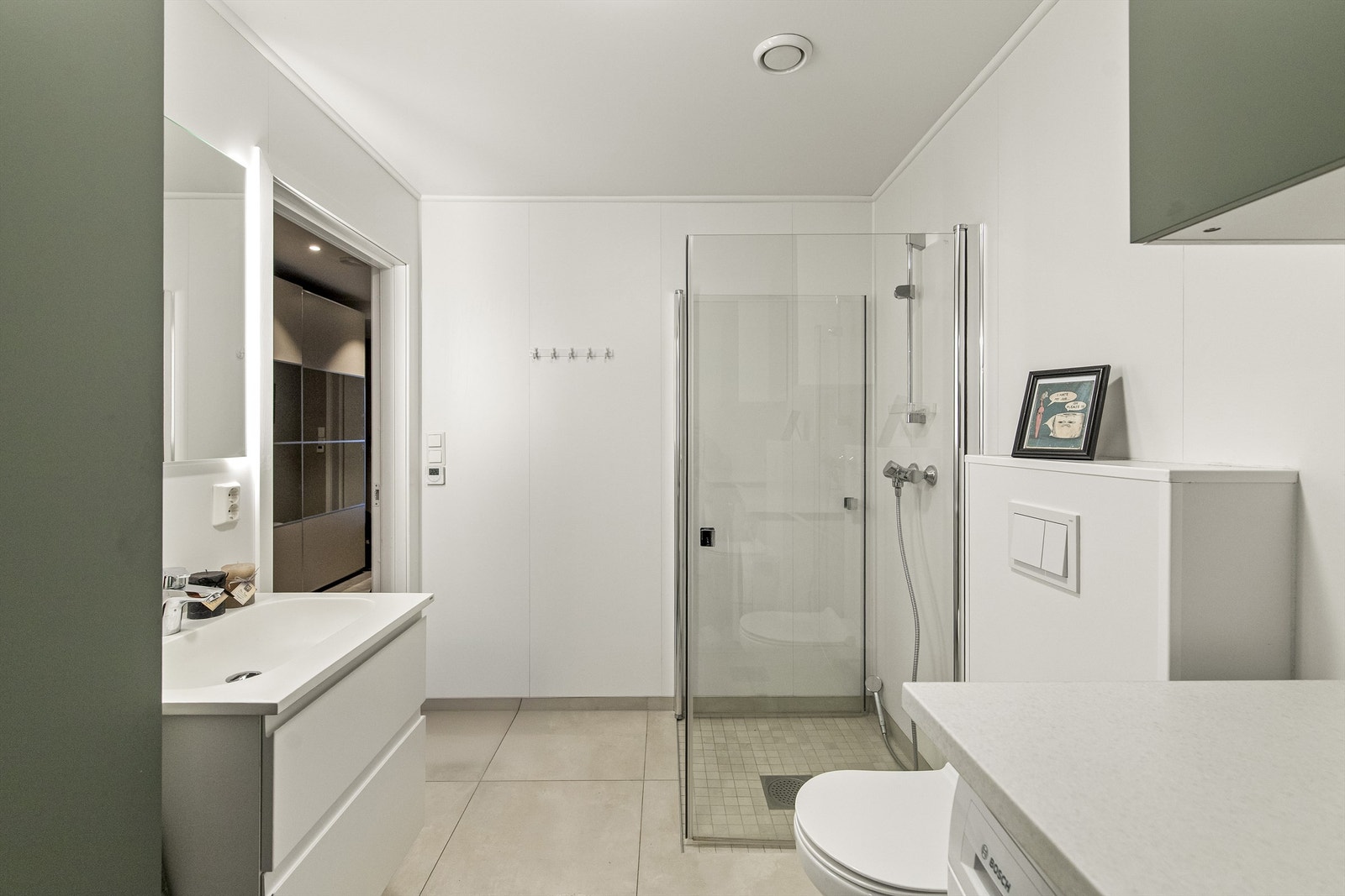 Kombinert vaskerom og bad med adkomst til romslig bod Galleribilde