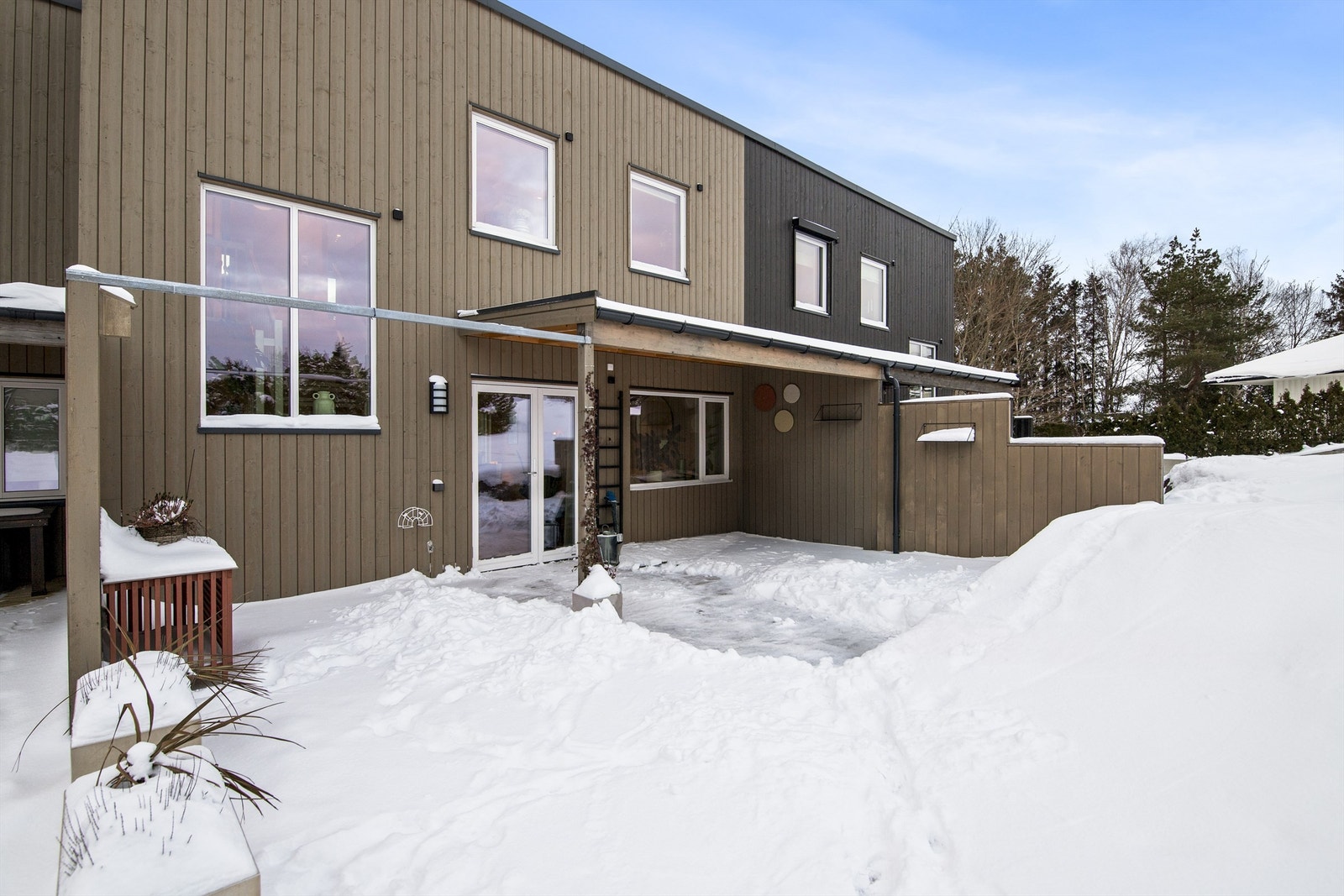 Uteområdene er romslige og innbydende. Terrassen mot øst er skjermet og stor nok til hele familien, perfekt til grilling og sommerhygge. Galleribilde