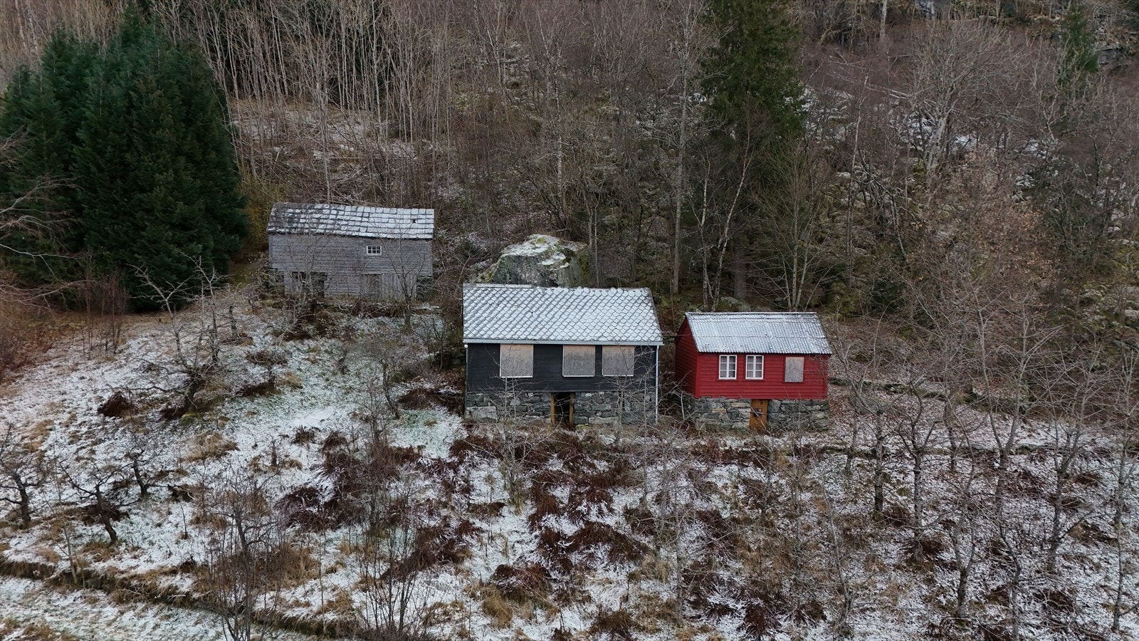Eldre tun med som er vestvendt med nydelig utsikt. Galleribilde