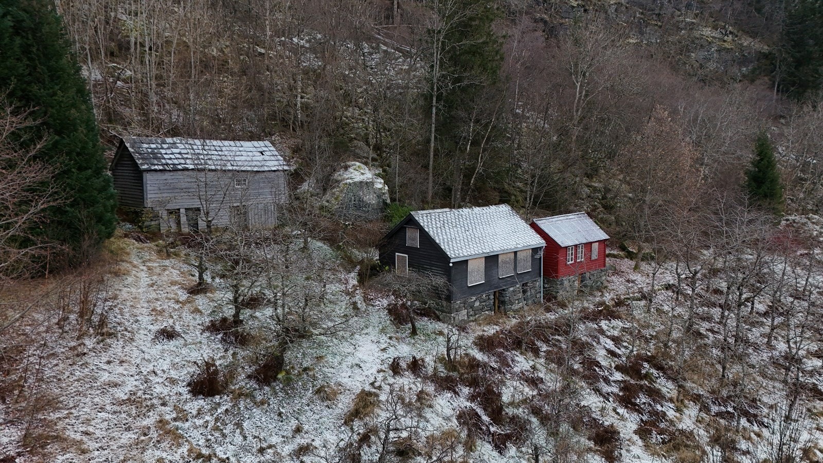 Eldre småbruk med våningshus, anneks og løe. Galleribilde