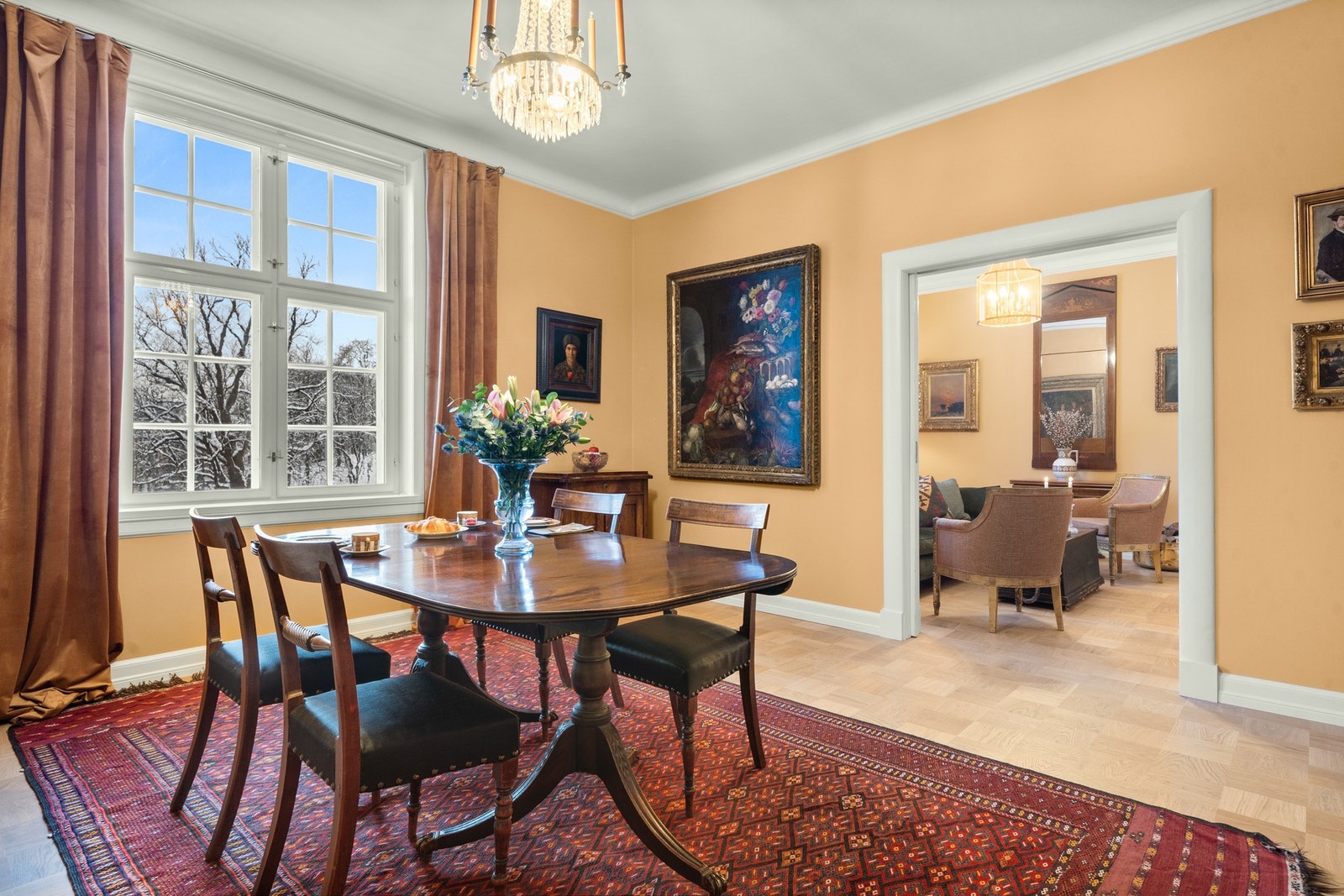 Videre inn i leilighetens spisestue, her kan du trekke for med skyvedører Galleribilde