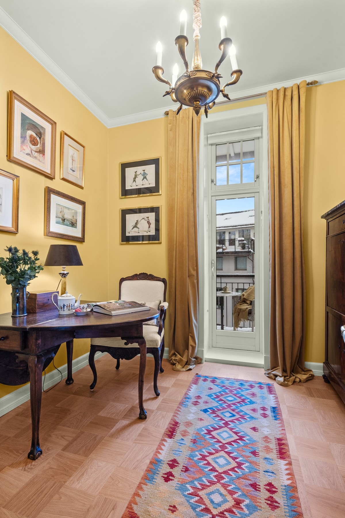 Soverom vendt mot stille bakgård, med trær som skjermer for innsyn Galleribilde