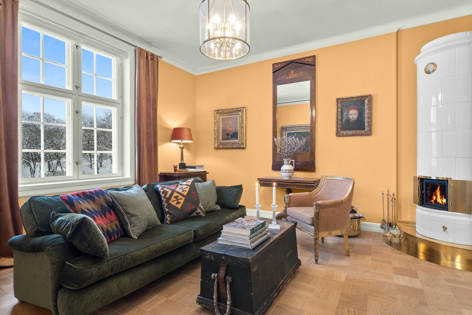 Gulvvarme, kakkelovn og smijernsovn gir en lun og behagelig leilighet også om vinteren Galleribilde