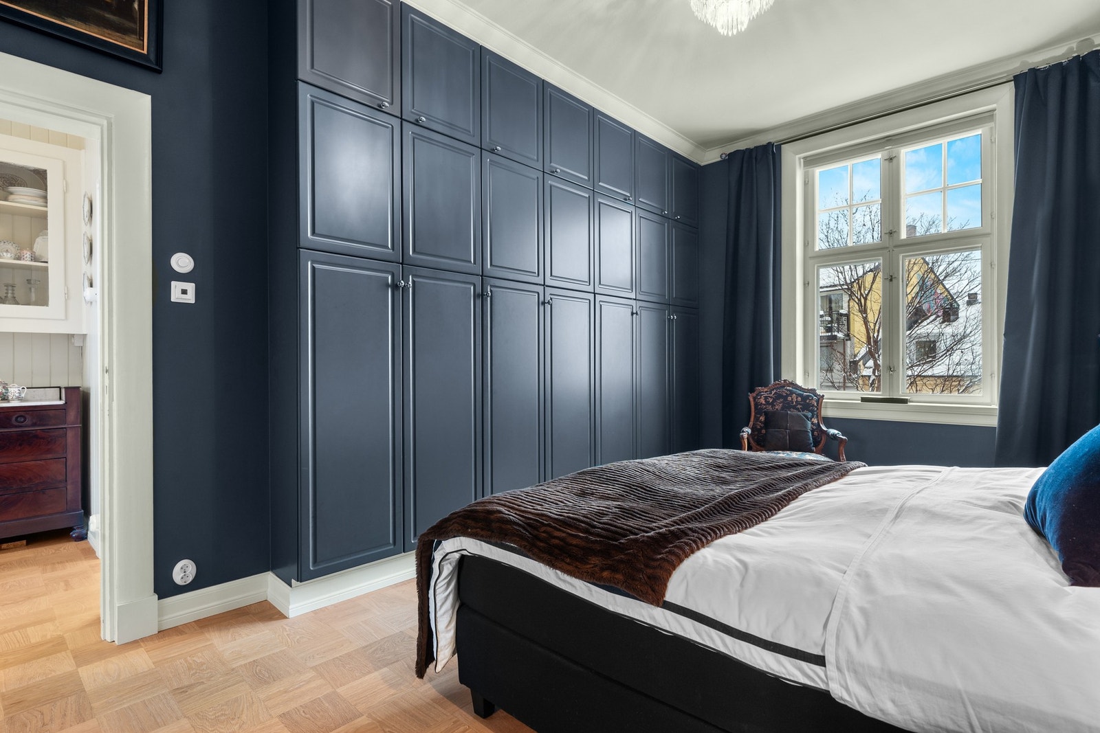 Soverommet har gjennomtenkt lagringsplass, med plassbygde garderober som holder rommet ryddig og elegant. Galleribilde