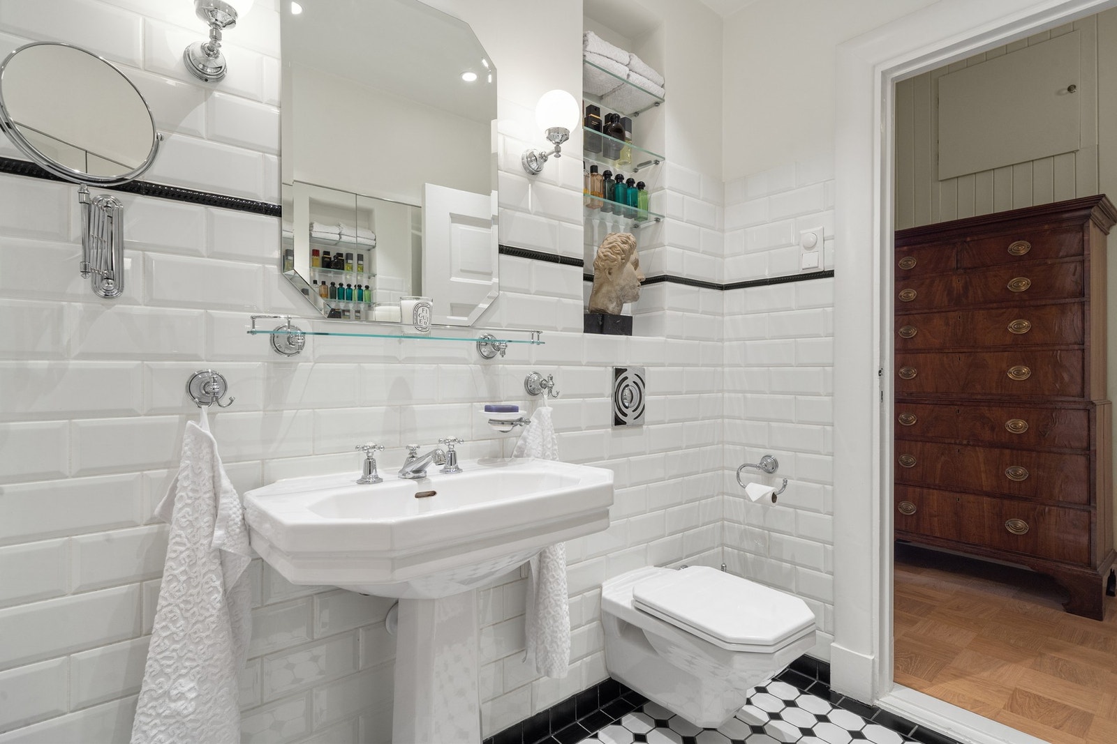 Søyleservant og
innebygget sisterne med vegghengt toalett. Galleribilde