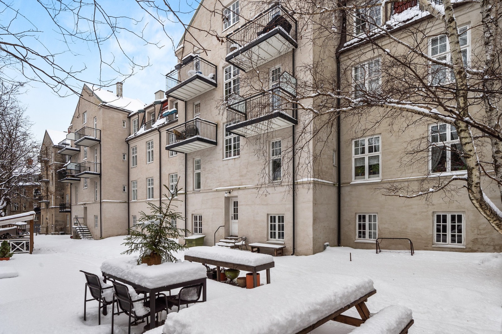 Hyggelig bakgård Galleribilde