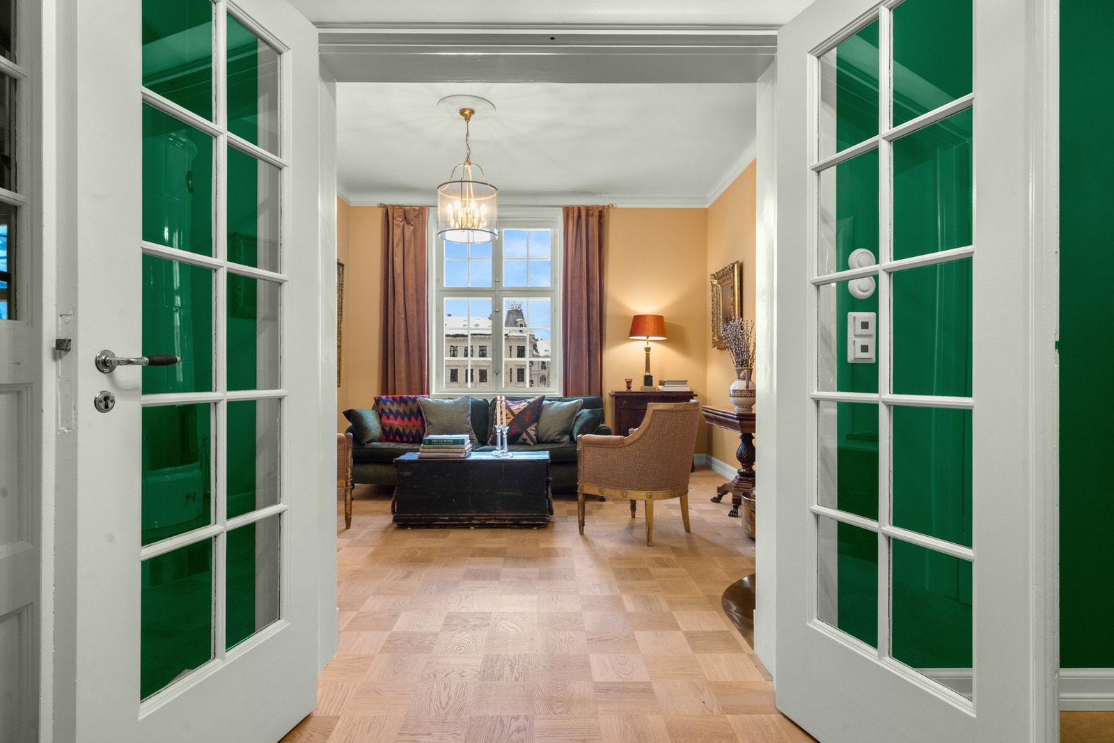 Flotte fløydører som leder deg videre inn i hovedstuen Galleribilde