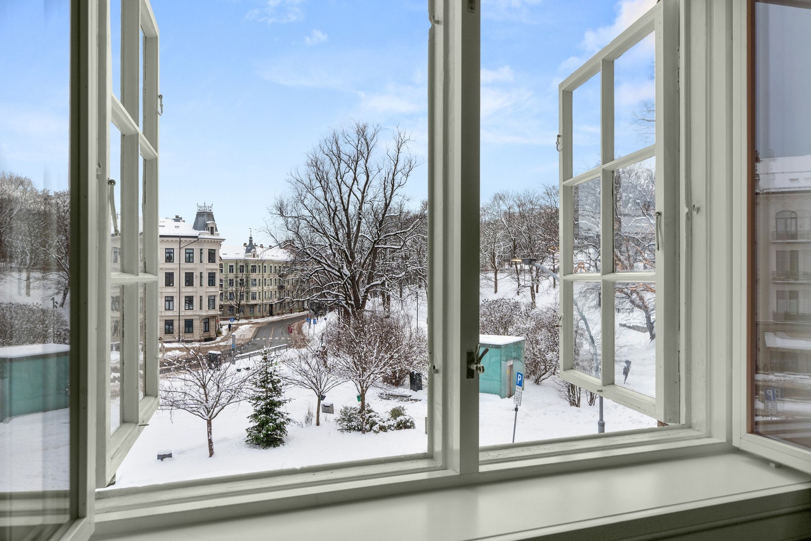 Nydelig utsikt mot skyline av vakre bygårder ved Knud Knudsens plass - og selvsagt mot parken Galleribilde