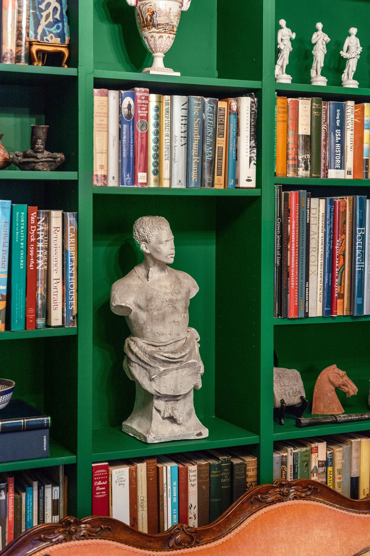 I entréen kan du også nyte en bok fra hjemmets bibliotek Galleribilde