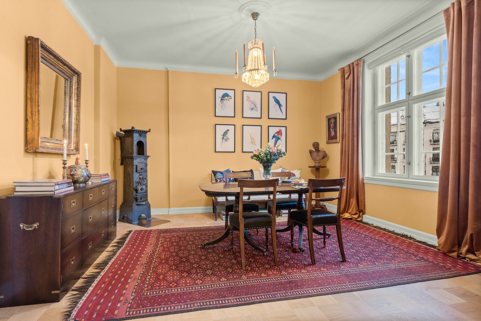 To store stuer med mange møbleringsmuligheter, som kan deles med skyvedør Galleribilde