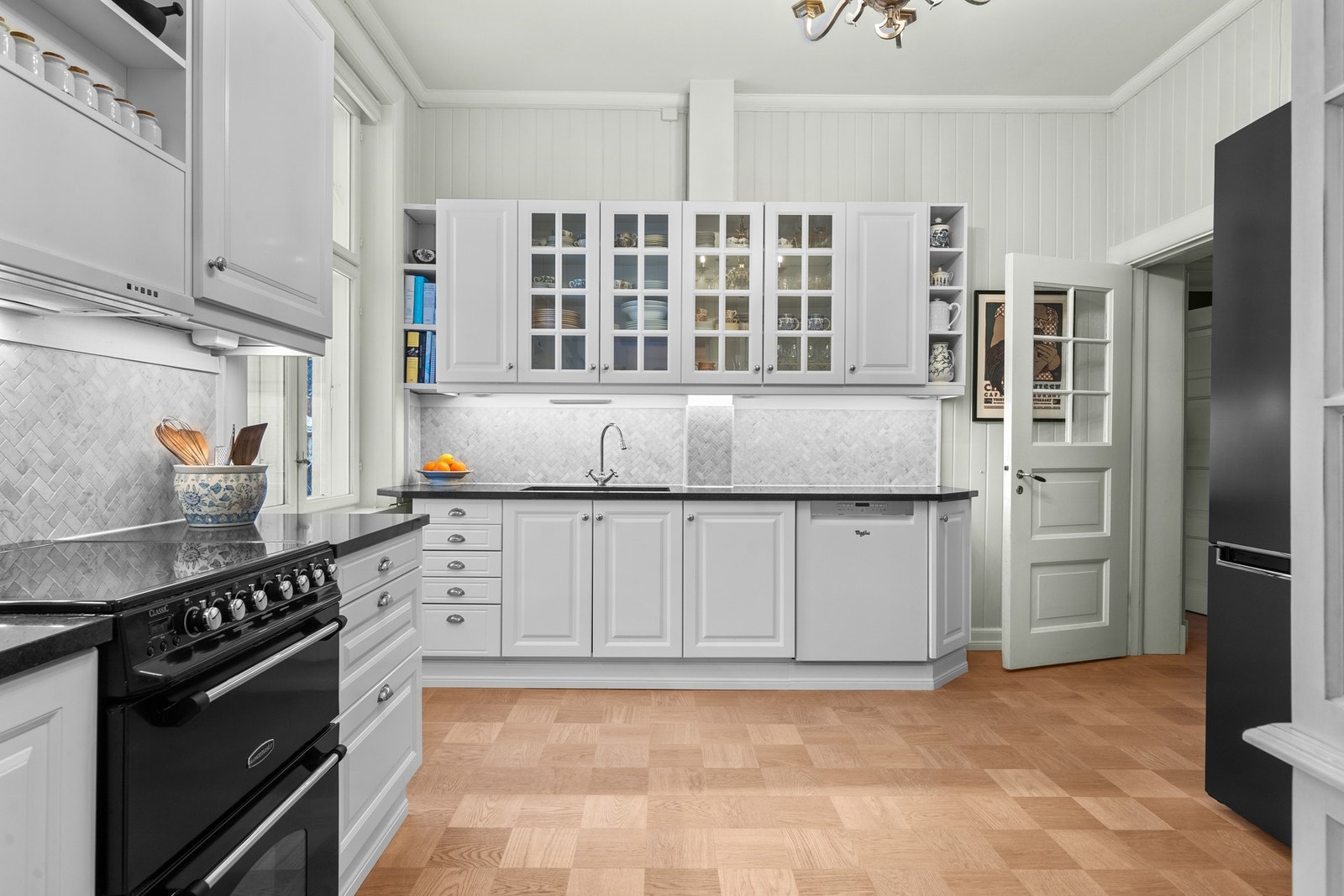 Kjøkkeninnredning med lakkerte profilerte fronter, overskap med
benkebelysning Galleribilde