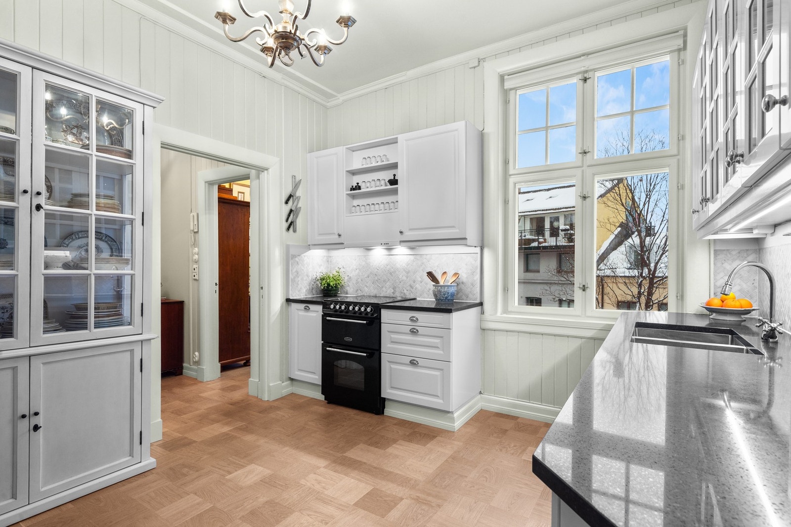 Tidsriktig kjøkken med rikelig lagringsplass og eget spiskammer, oppgradert i 2021/2023 Galleribilde