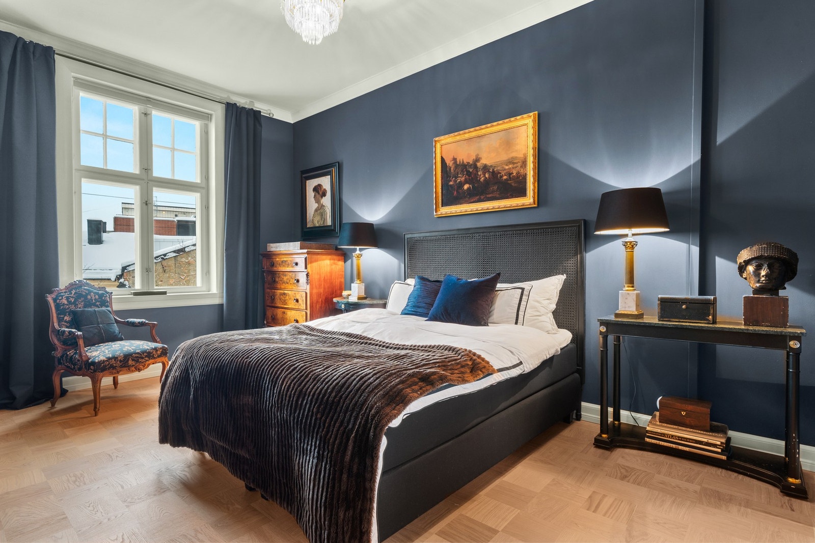 Fredelig sone med nok plass til både dobbeltseng og nattbord Galleribilde