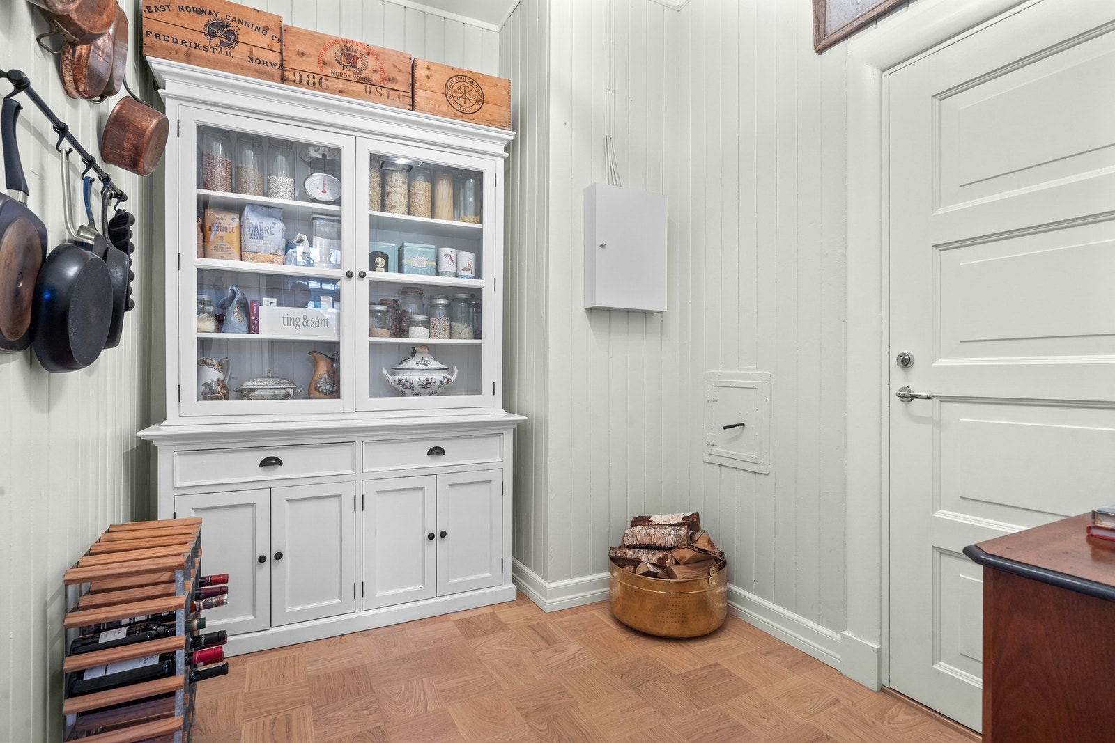 Praktisk spiskammer i tilknytning til kjøkken Galleribilde