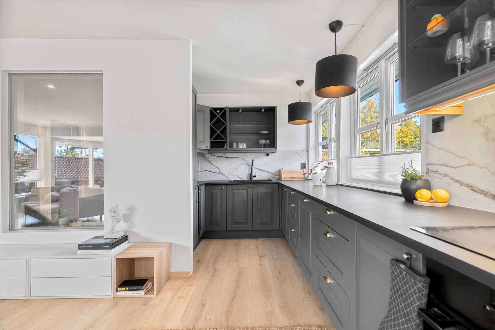 Pent nyere kjøkken med god benke/skapplass Galleribilde