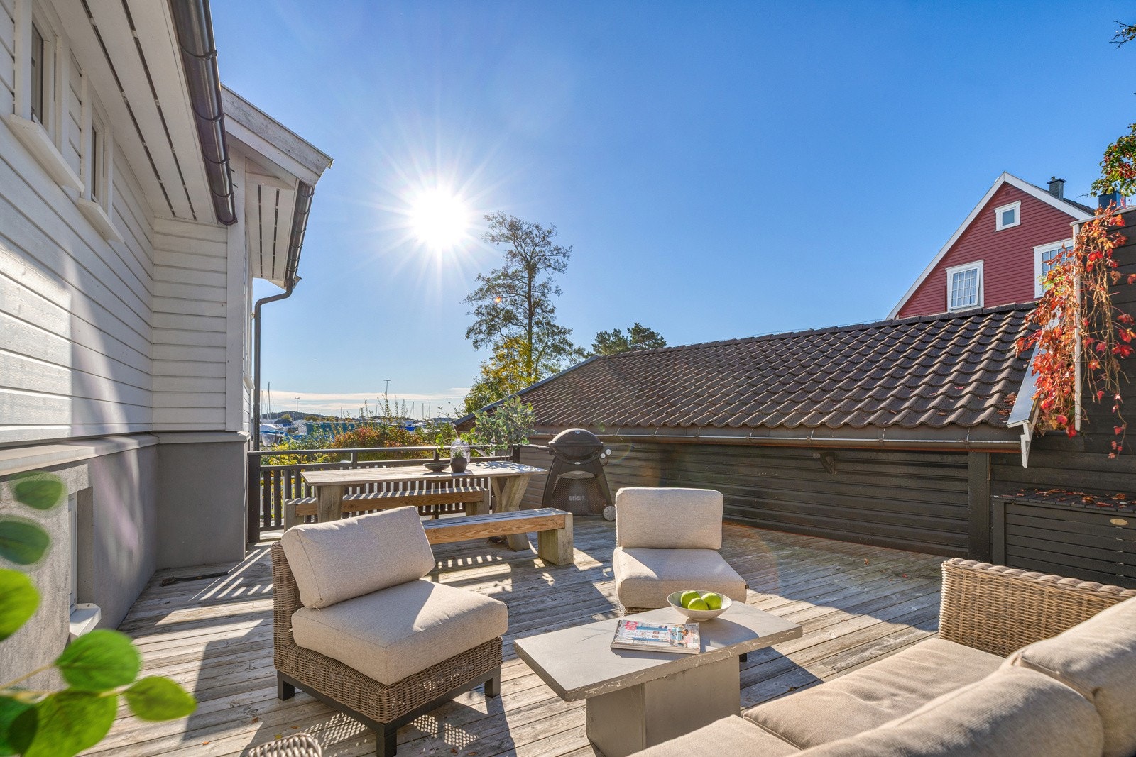 Flott terrasse på baksiden Galleribilde