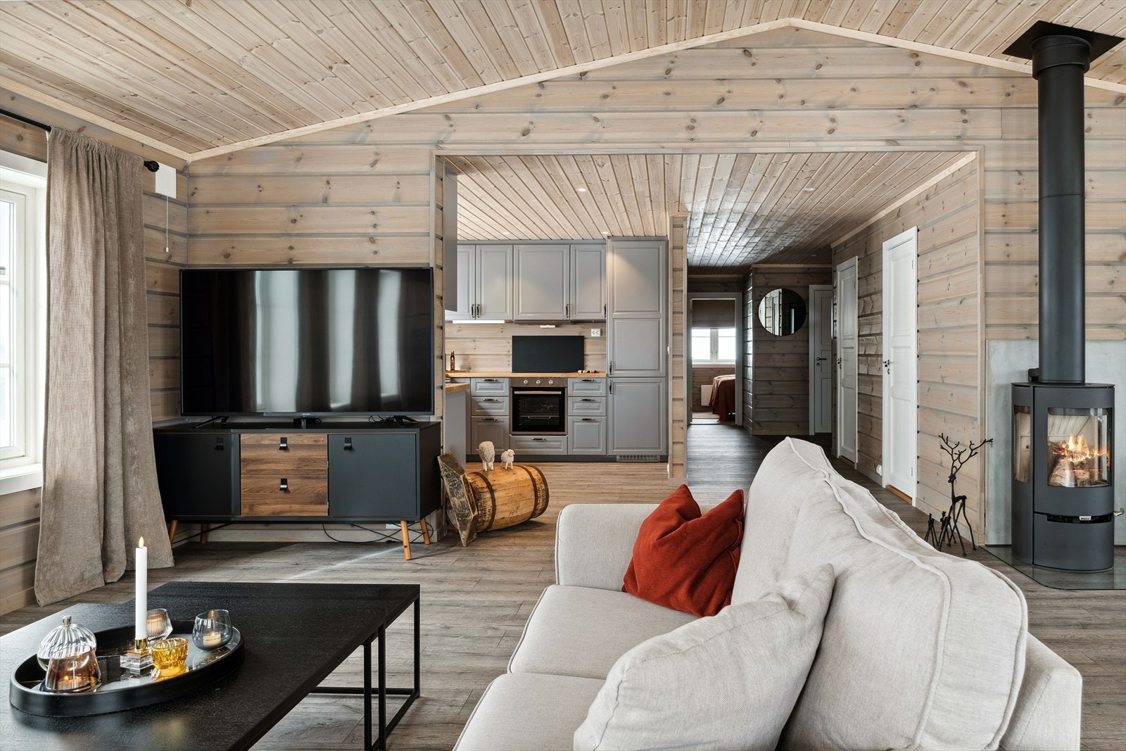 Kjøkkenet ligger i en fin delvis åpen løsning med stuen, adskilt og samtidig åpent og sosialt. Galleribilde