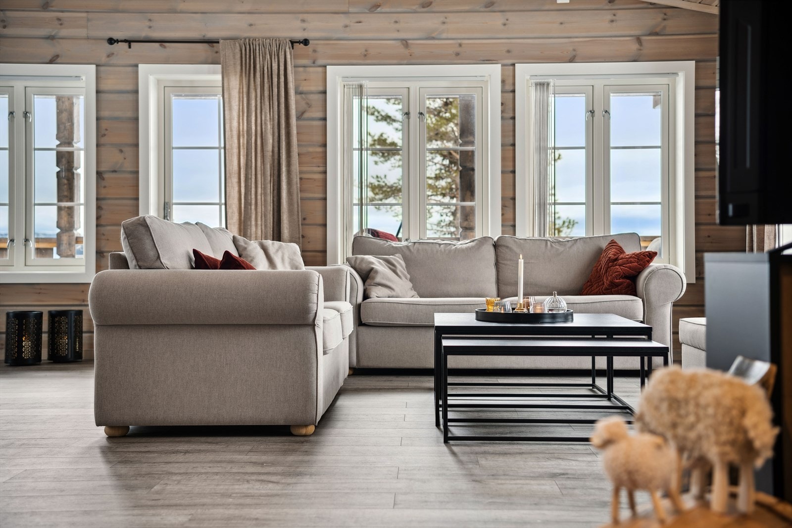 Stuen har god standard fra 2021 med enstavs laminat på gulv med gulvvarme og liggende panel på veggene. Galleribilde