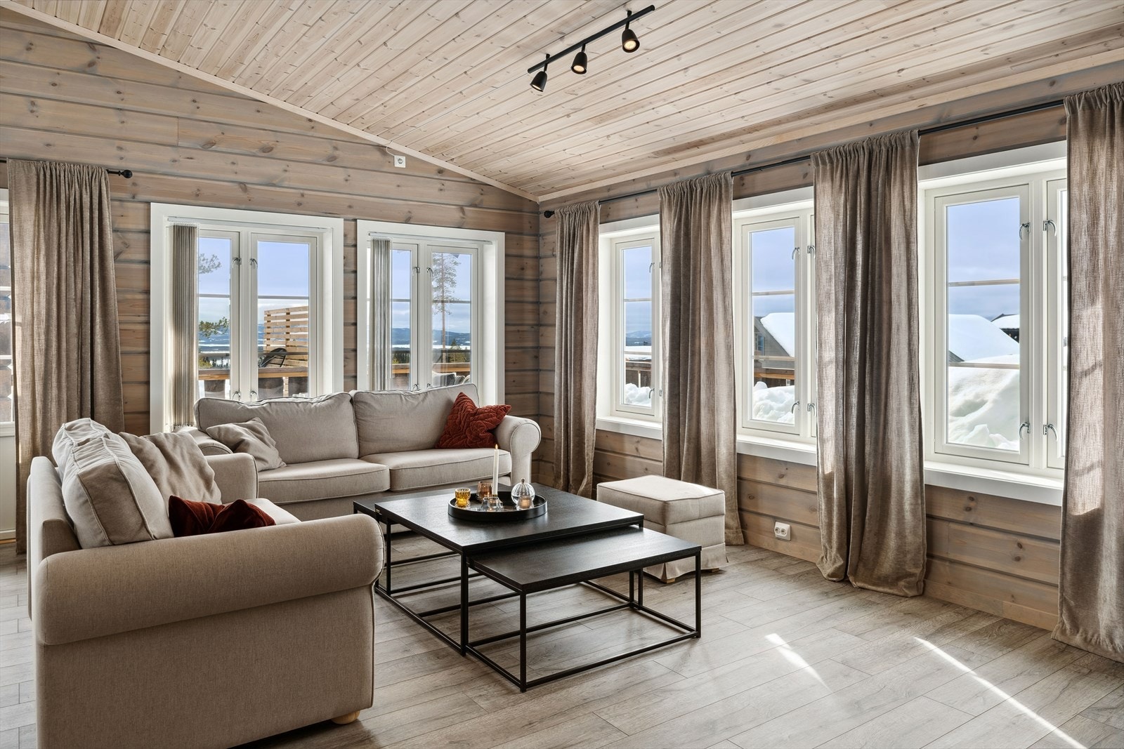 Flere store vindusflater mot tre ulike himmelretninger sørger for rikelig med naturlig lys, og åpner opp for utsikten over den uberørte naturen utenfor. Galleribilde