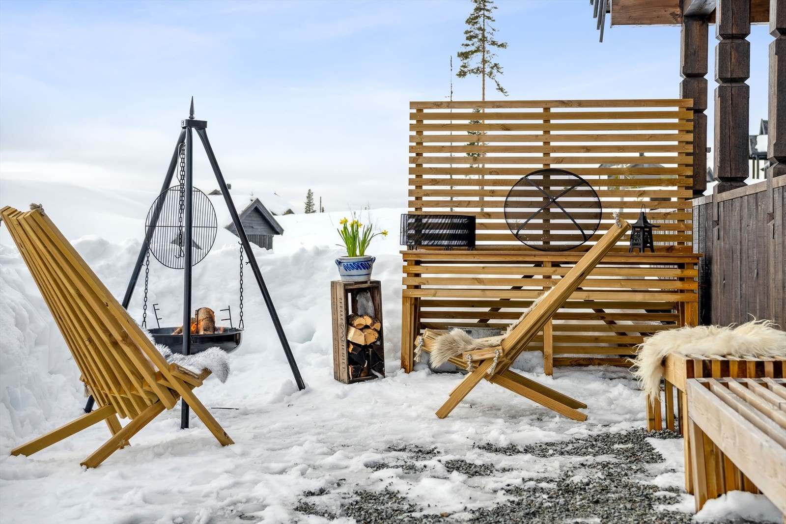 Utenfor terrassen har selgerne hatt en koselig bålplass med sitteplasser og bålpanne. Galleribilde