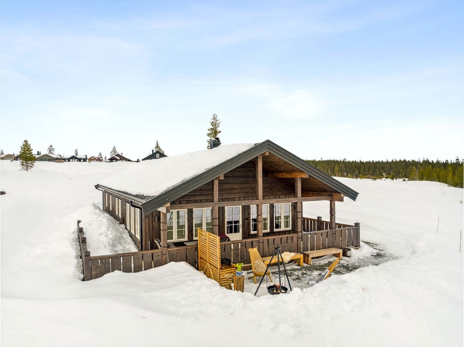 Beliggenheten mot både øst, syd og vest sørger for fantastiske solforhold. Den gode størrelsen gir plass til ulike sittegrupper etter eget ønske og behov. Galleribilde