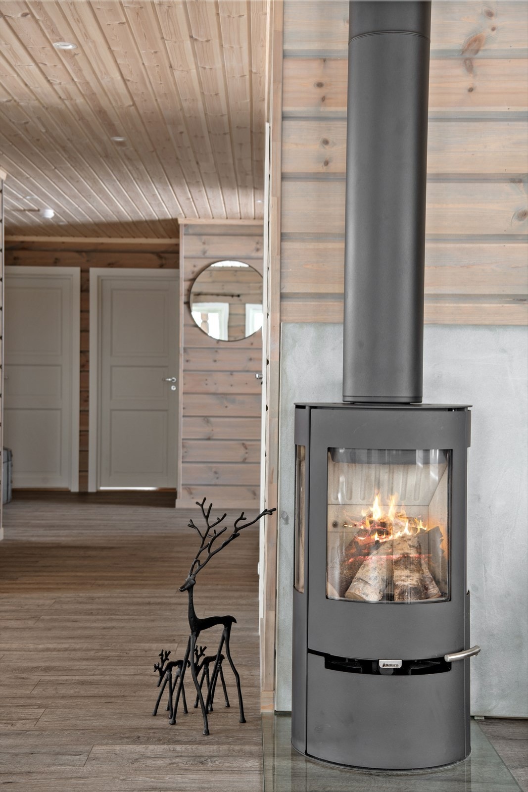 Som et fint midtpunkt i stuen har du en moderne vedovn fra 2022 som varmer godt på kalde høst- og vinterdager, samt bidrar til ekstra hygge. Galleribilde