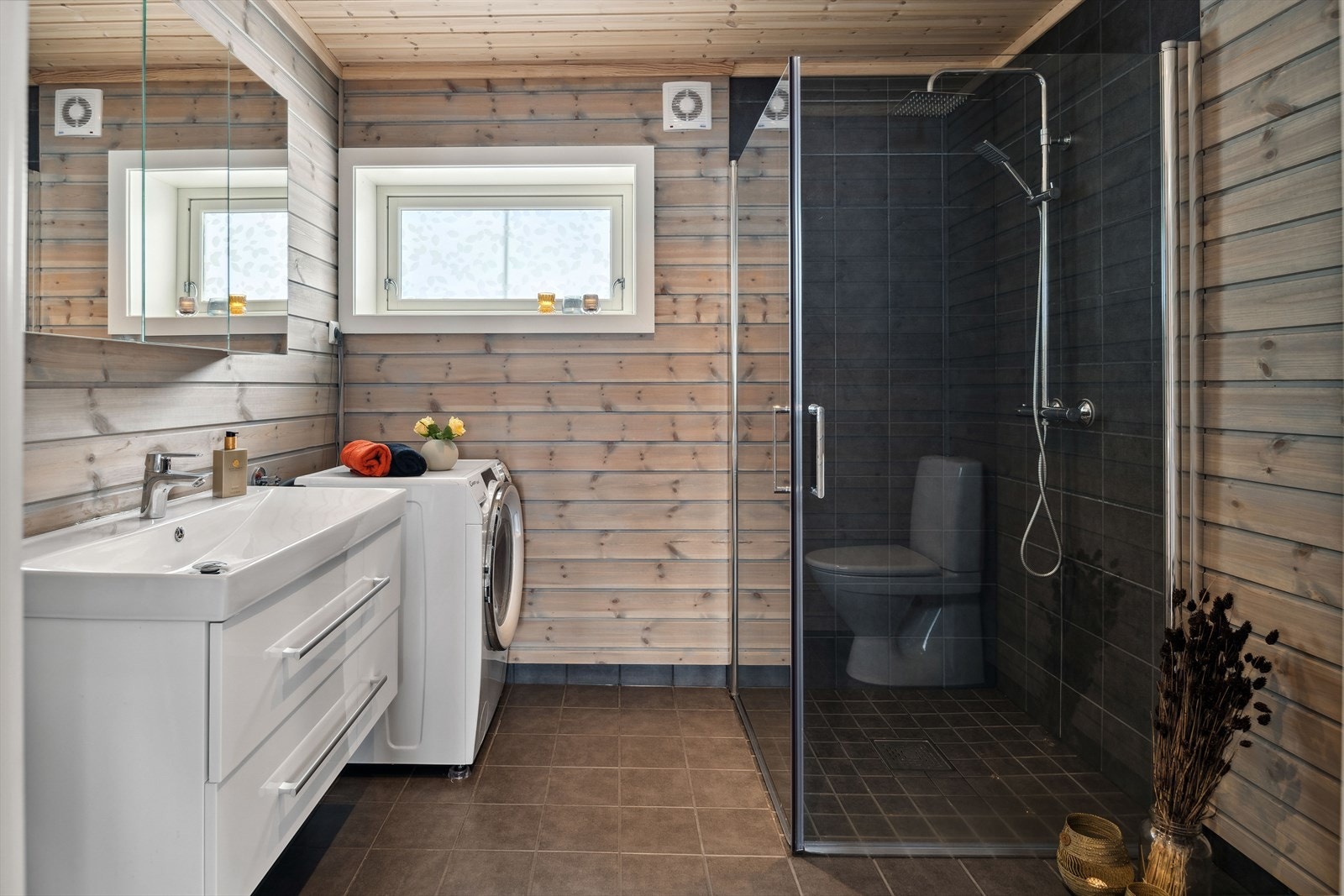 Hytta har et innbydende baderom fra 2021. Baderommet har flislagt gulv med gulvvarme, overflater med panel kombinert med fliser i dusjsonen og downlights i himlingen. Vindu med luftemulighet og elektrisk styrt vifte. Galleribilde