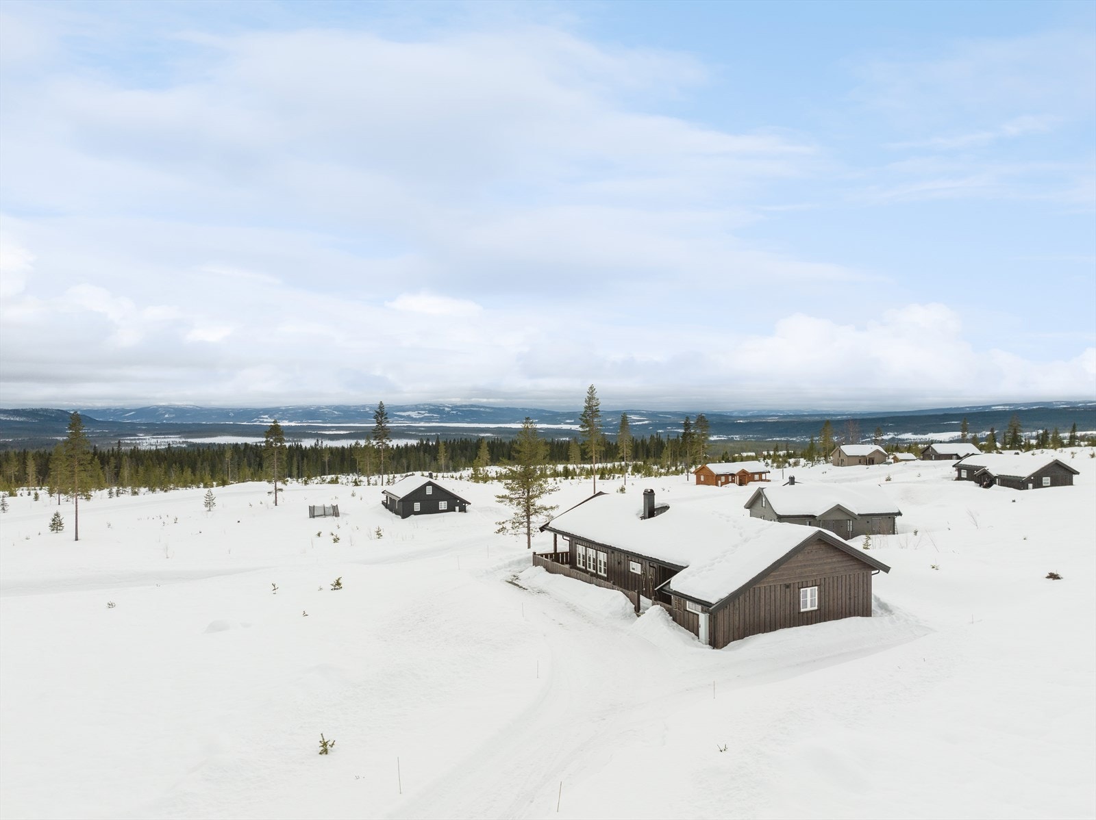 Eiendommen har en solrik beliggenhet ca. 611 moh. med flott utsikt over den uberørte naturen med vidstrakte åser og fjell. Galleribilde