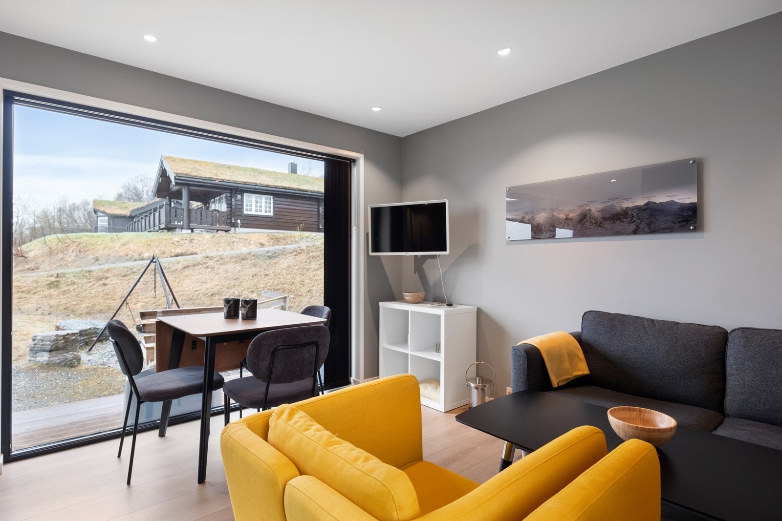 Stuen har store vindusflater og downlights i himling Galleribilde