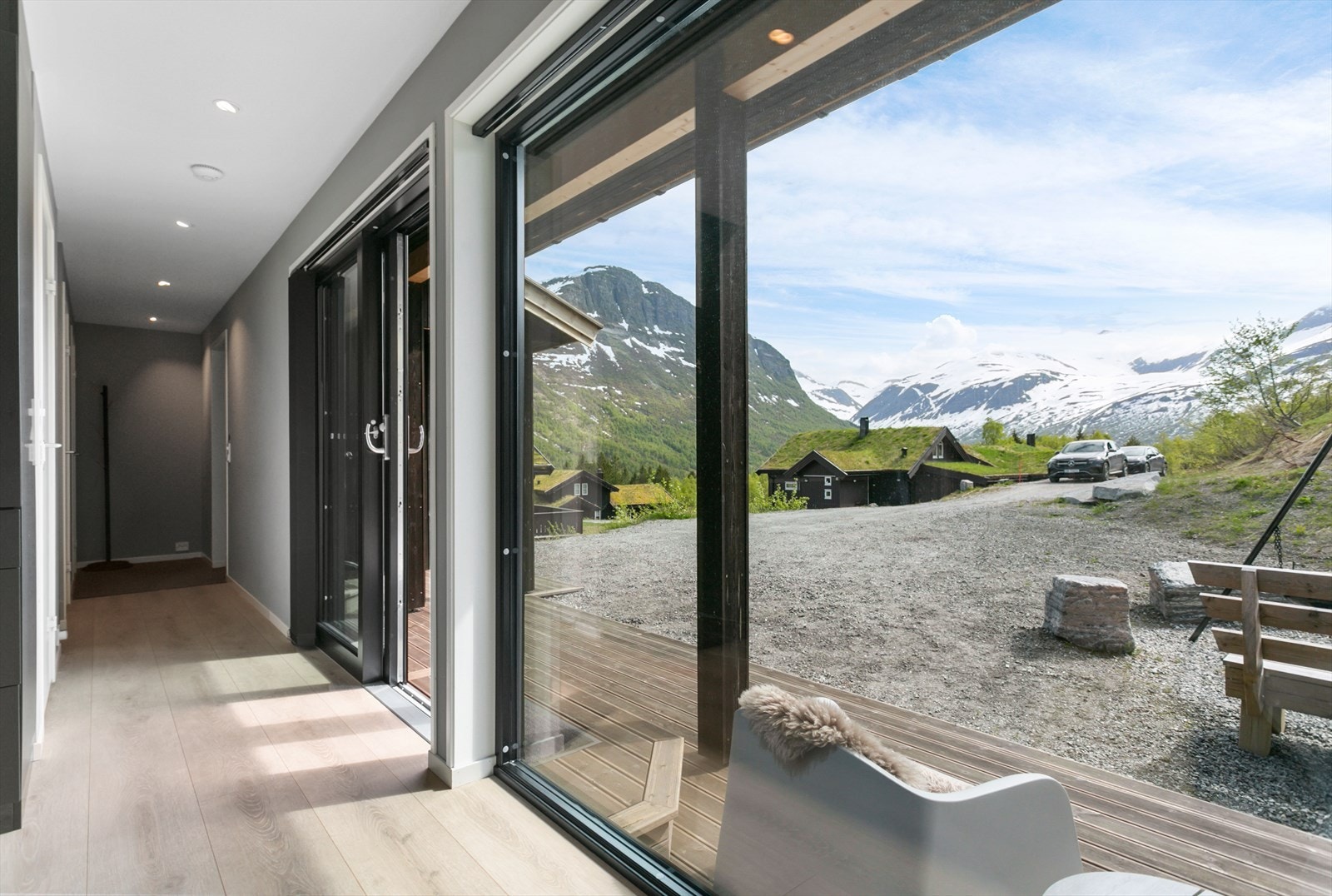 Gang med downlights i himling og skyvedør til terrassen Galleribilde