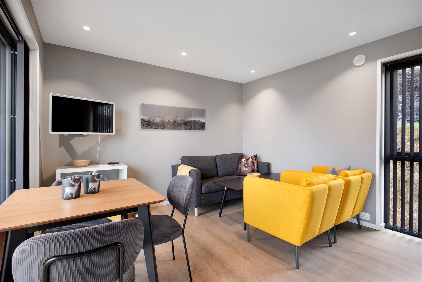 Kjøkken/stue med downlights i himlingen Galleribilde