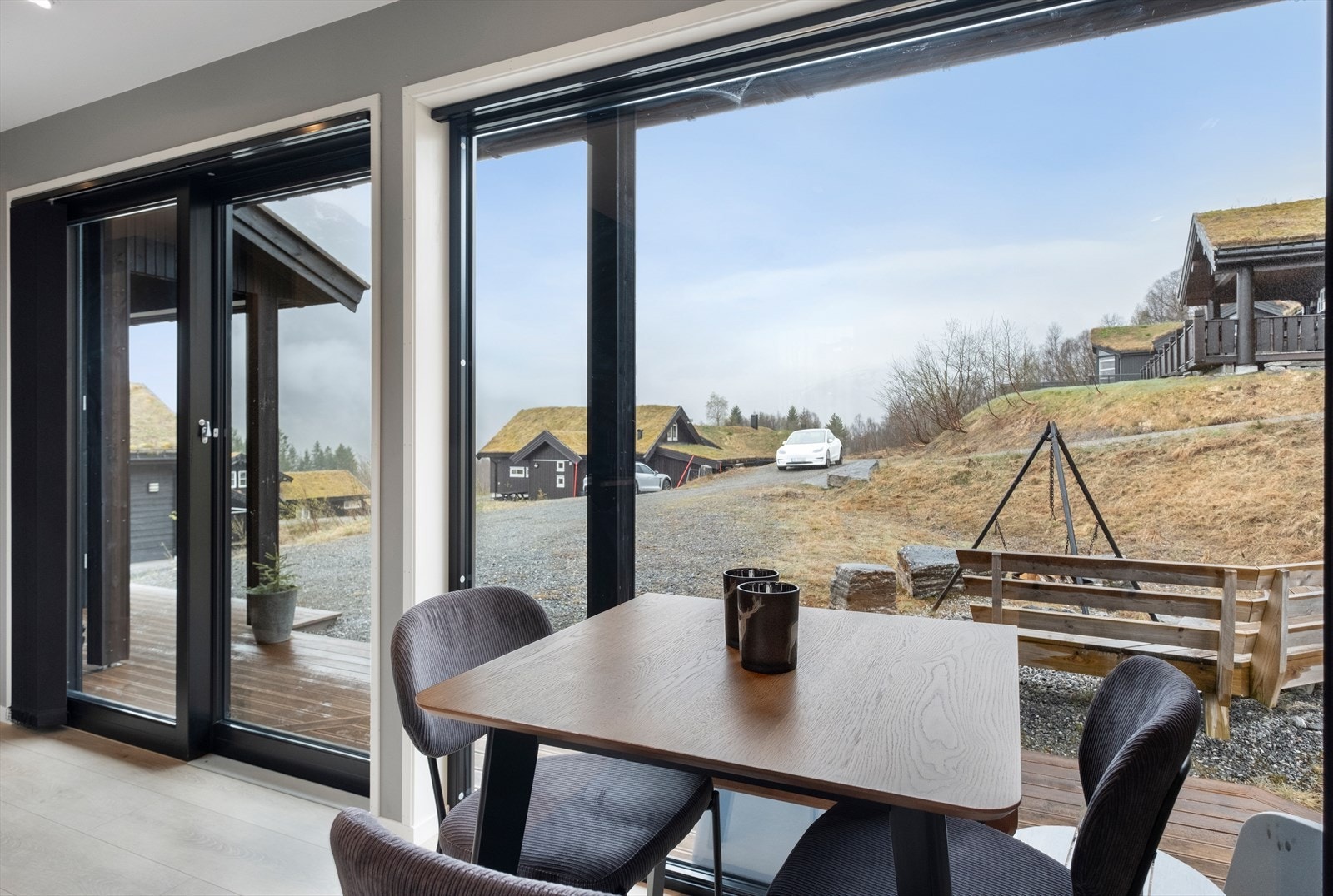 Store vindusflater og skyvedør til terrassen Galleribilde